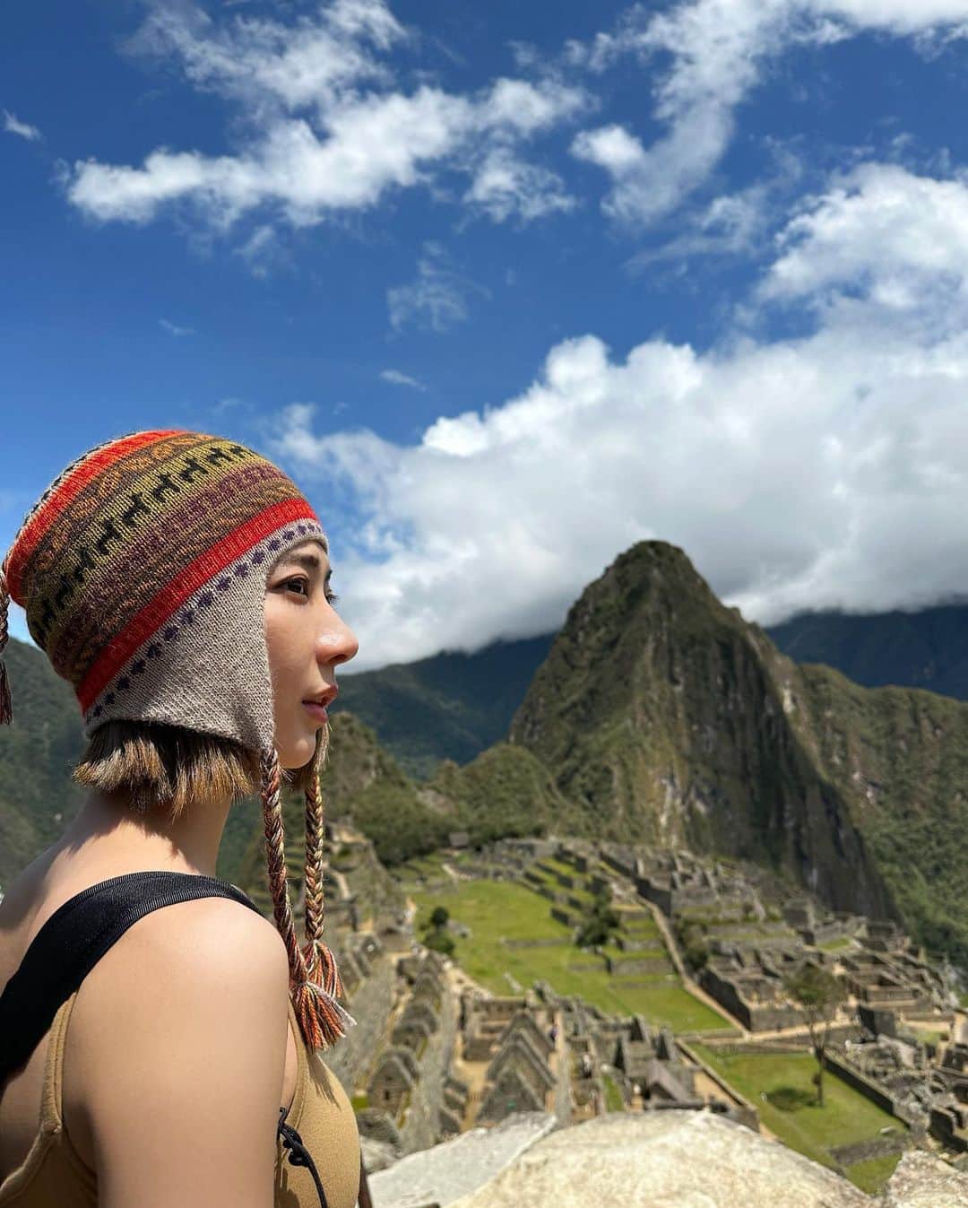 特蕾沙（Teresa）のインスタグラム：「Peru 🇵🇪 Machu Picchu ①  將夢想清單劃上原來是這種感覺  原本到之前馬丘比丘是關閉的 想著轉了三次機 飛了30幾個小時 有可能看不到嗎？ 抱著這樣的心情出發了  結果我們抵達的隔天是開放的第1天！ 我們就在人潮稀少的情況下進去了！ 如此幸運，真是太感謝了🥹  (僅僅開放2天就又關閉了)  謝謝田水 @natalietien  否則我真的不知道自己此生有沒有機會和動力來到這裡  能跟妳一起完成這件事真的是我的榮幸  We made it!!!!  當然我們不只有這個行程 還有好多照片和記錄待發🇵🇪  #peru #machupicchu #馬丘比丘 #祕魯」