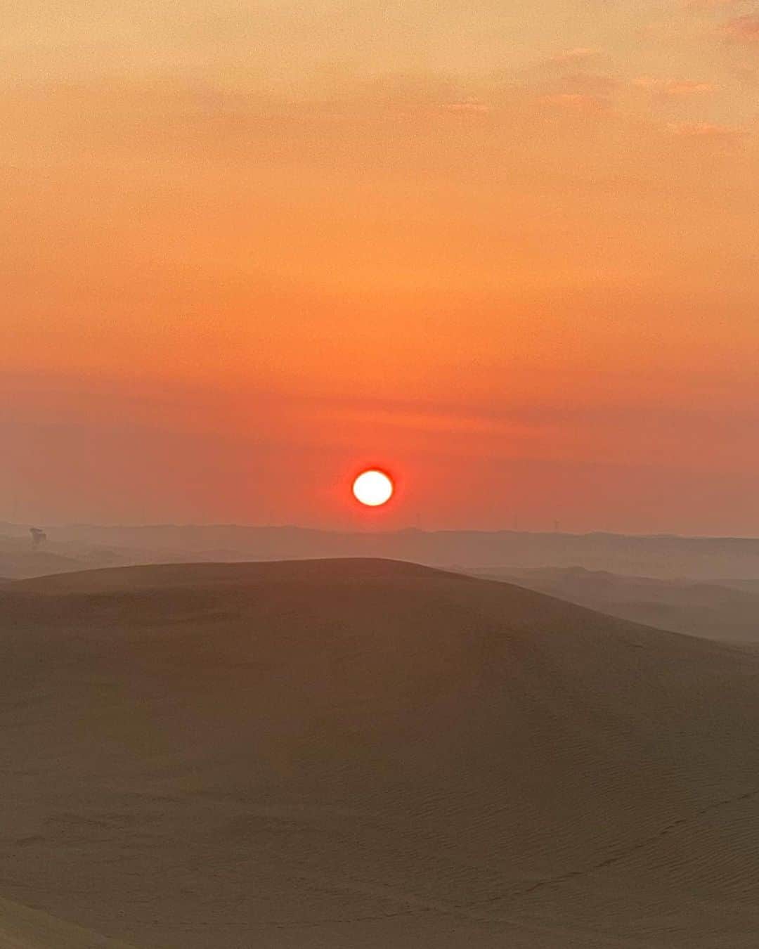 YURIEのインスタグラム：「初日の出はドバイの砂漠でした🏜 みなさん今年もよろしくお願いします🤲✨」