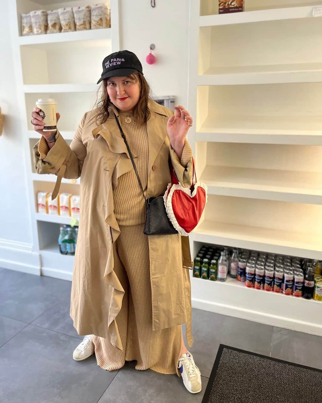 レナ・ダナムのインスタグラム：「Every January, despite knowing where it will lead and being almost politically opposed to lifestyle curation, I decide to become a lady who makes her own coffee in a to go mug and rises at 7am to journal and do small muscle building exercises. Then, without fail, I stay up until 4am watching The Traitors, wake in a flurry of books and papers, scoop the cat litter with no pants on and carry 2 purses when one will do. Bless up, 2023!!!」