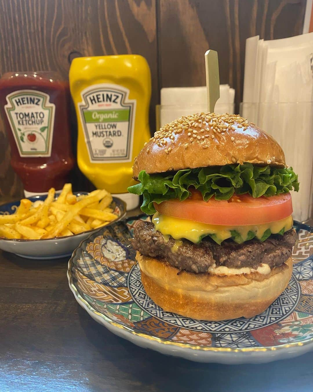 ソウタヤマモトのインスタグラム：「【#ハンバーガーのオクノ】 最近とてもよく行く店🍔 僕の先輩おっくんさんのお店🍔 ばりうまハンバーガーショップ🍔 つまりバーガーキング🍔  #バーガーキングではない #パティがばりうまい #バンズもうまい #ピクルスもうまい #ピルクルもうまい #エグチタルタルが好き」