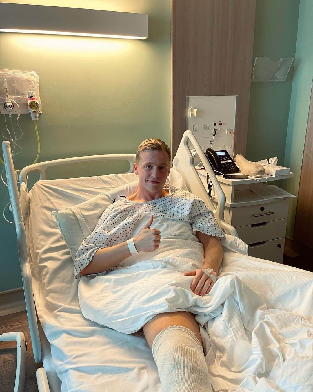 ドニー・ファン・デ・ベークのインスタグラム：「I am really disappointed that the season is over for me..😔. After successful surgery, it’s time to start my recovery process and will do everything to come back stronger for this club 💪🔴  Thank you all for the lovely messages, they mean a lot to me and my family. 🙏❤️」