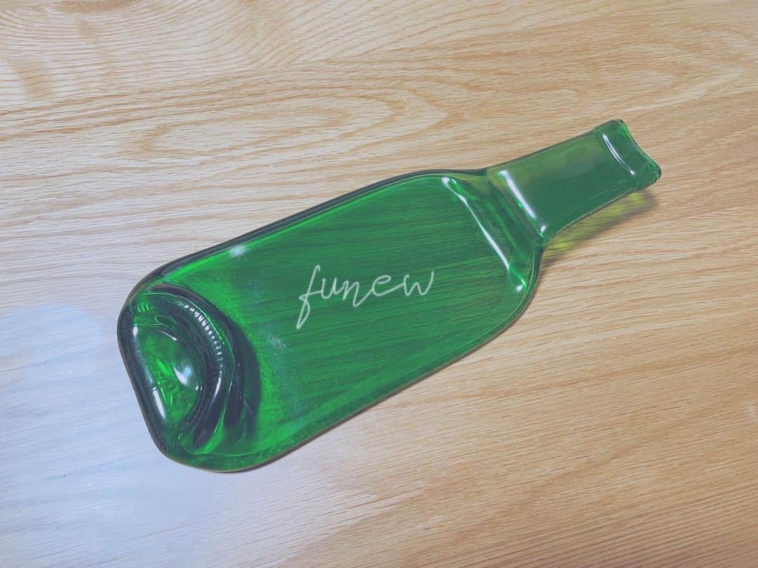 髙橋あやなさんのインスタグラム写真 - (髙橋あやなInstagram)「funewのエコボトルトレー 可愛すぎる、、、ワーイ ワインボトルを再利用しているそうです 🧀🧀」1月14日 1時46分 - suama__pic