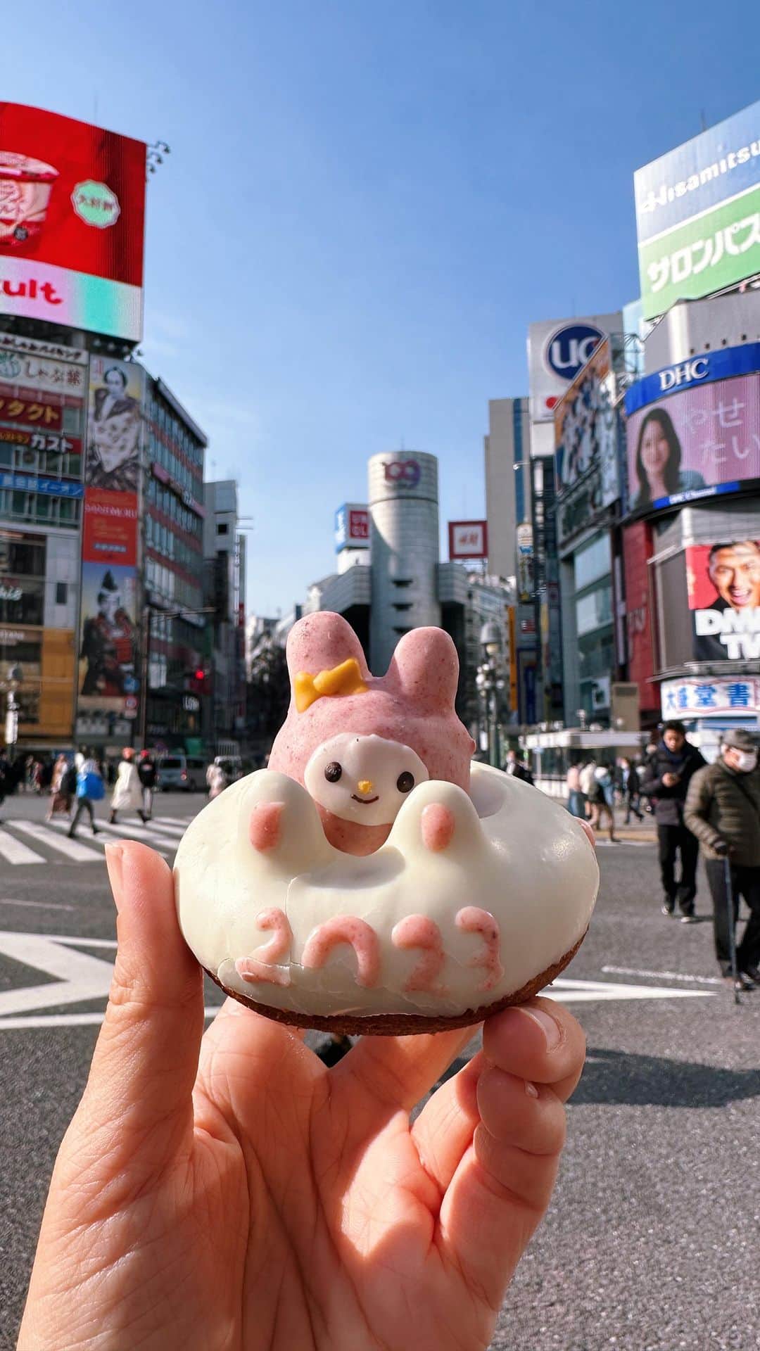 Girleatworldのインスタグラム：「Happy New Year! Behind the scenes of #girleatworld ⬇️  This My Melody donut is by @floresta_nature_doughnuts, their collaboration with Sanrio to welcome the year of rabbit. I wanted to take a photo of the donut at Shibuya scramble. this was where I took that photo of Hello Kitty donut in 2014, which made my account go viral and eventually hit over 300k followers!  #shotoniphone #gewjapantips #gewtokyotips #mymelody #sanrio #florestadonuts #doubutsudonuts #girleatworld #cute #toocutetoeat #cutefood #mymelodysanrio」