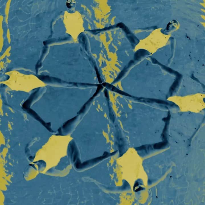 ヴィック・フエンテスのインスタグラム：「Our new song, Even When I’m Not With You is out now. I’ve been dying to show this one to all of you ever since the day we started writing it. Love you all so much. Click the link in my bio to listen and watch the video 💚」