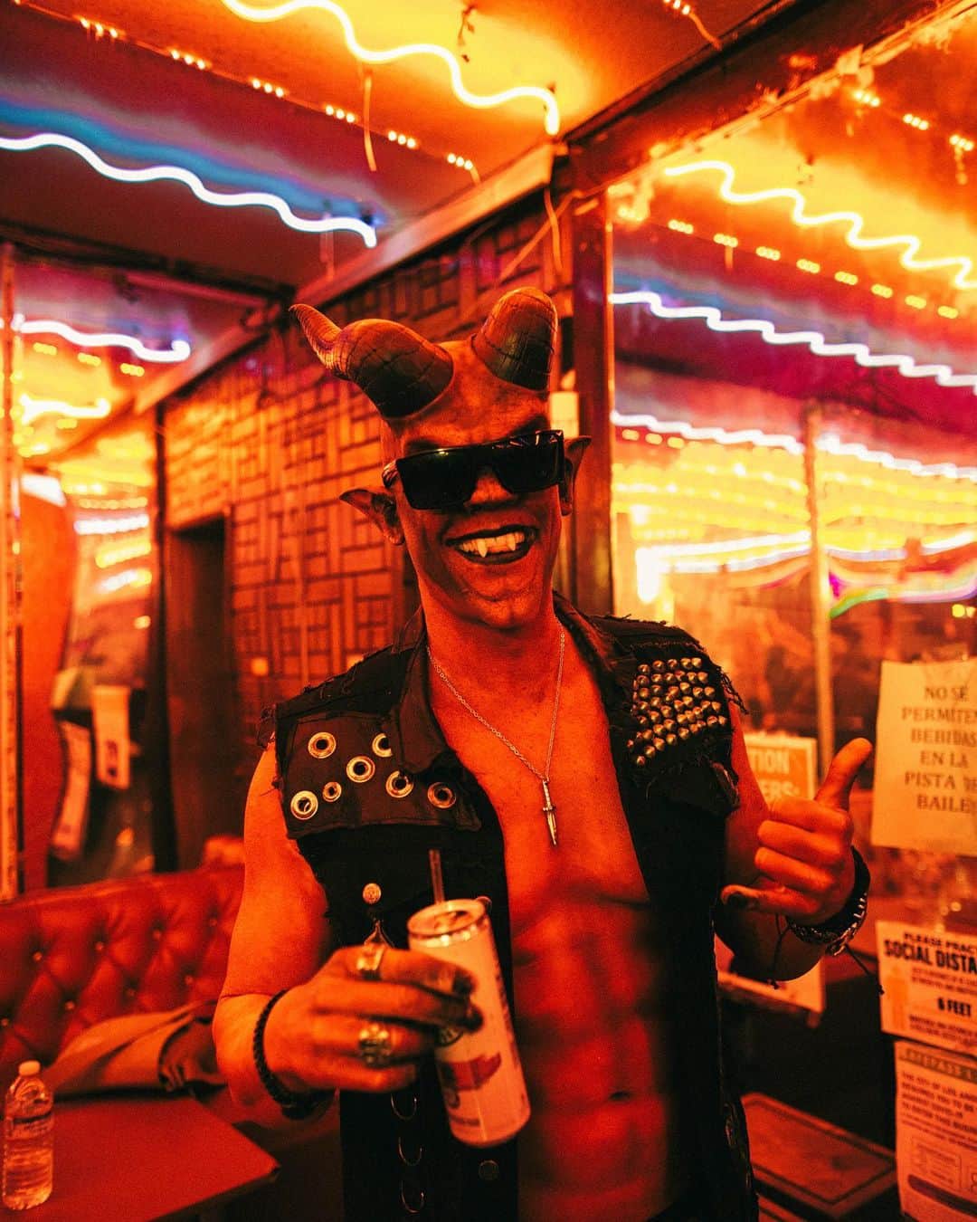 ザッキー・ヴェンジェンスのインスタグラム：「The devil is in the details! 😈  I am so excited that Tell me I’m alive is out in the world 🌎 today. Big shout out to @alexgaskarth and @djaybrawner for directing this amazing video for the song. They wrote in the part I was born to play and let me raise hell all day 😅 We are all so proud of this song and I could not be happier to still be surfing this wild wave of life with my 3 brothers and can’t wait for the rest of 2023. See you guys in hell… I mean tour. Love ❤️ Satan 👺  📸 @salmabustos」