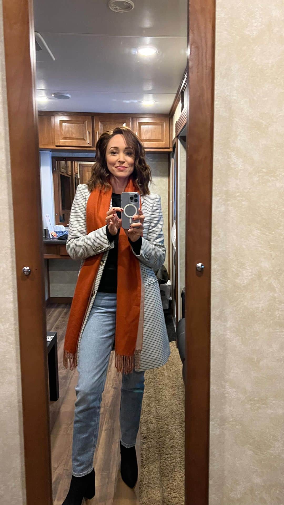 オータム・リーザーのインスタグラム：「A day in the life of becoming Emma, filming ‘The Wedding Veil’ series for @hallmarkchannel (watch tomorrow night!). Every day on set is completely different, so having a morning routine I can rely on helps me stay grounded and centered through the chaos… and I had fun making this video:)  #TheWeddingVeil #behindthescenes #bts #romcom #hallmarkmovies #whattowatch #morningroutine」