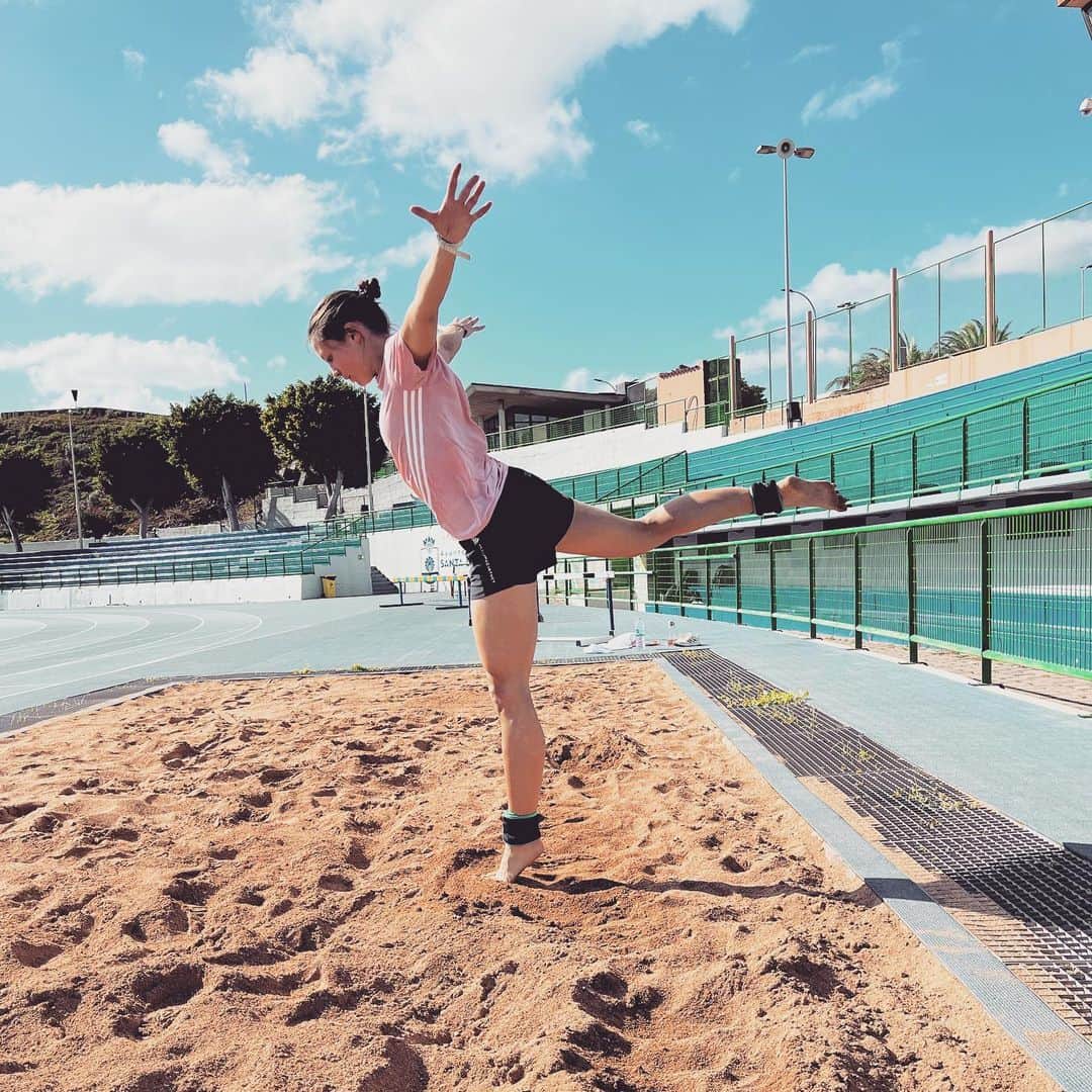 ルート・ゾフィア・シュペルマイヤーのインスタグラム：「🧚🏽 😋 #playinginthesandpit」