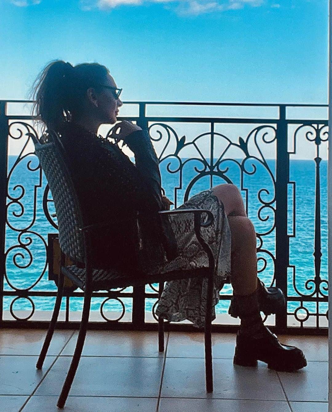 ギゼム・ギュレシェンのインスタグラム：「Eski yaşımı şutlar, yeni yaşımı kutlarım…İyi ki varım teşekkürler😂   💗💗💗  #14ocak  #ocak  #oğlakburcu   #capricorn   #newage   #happybirthdaytome」