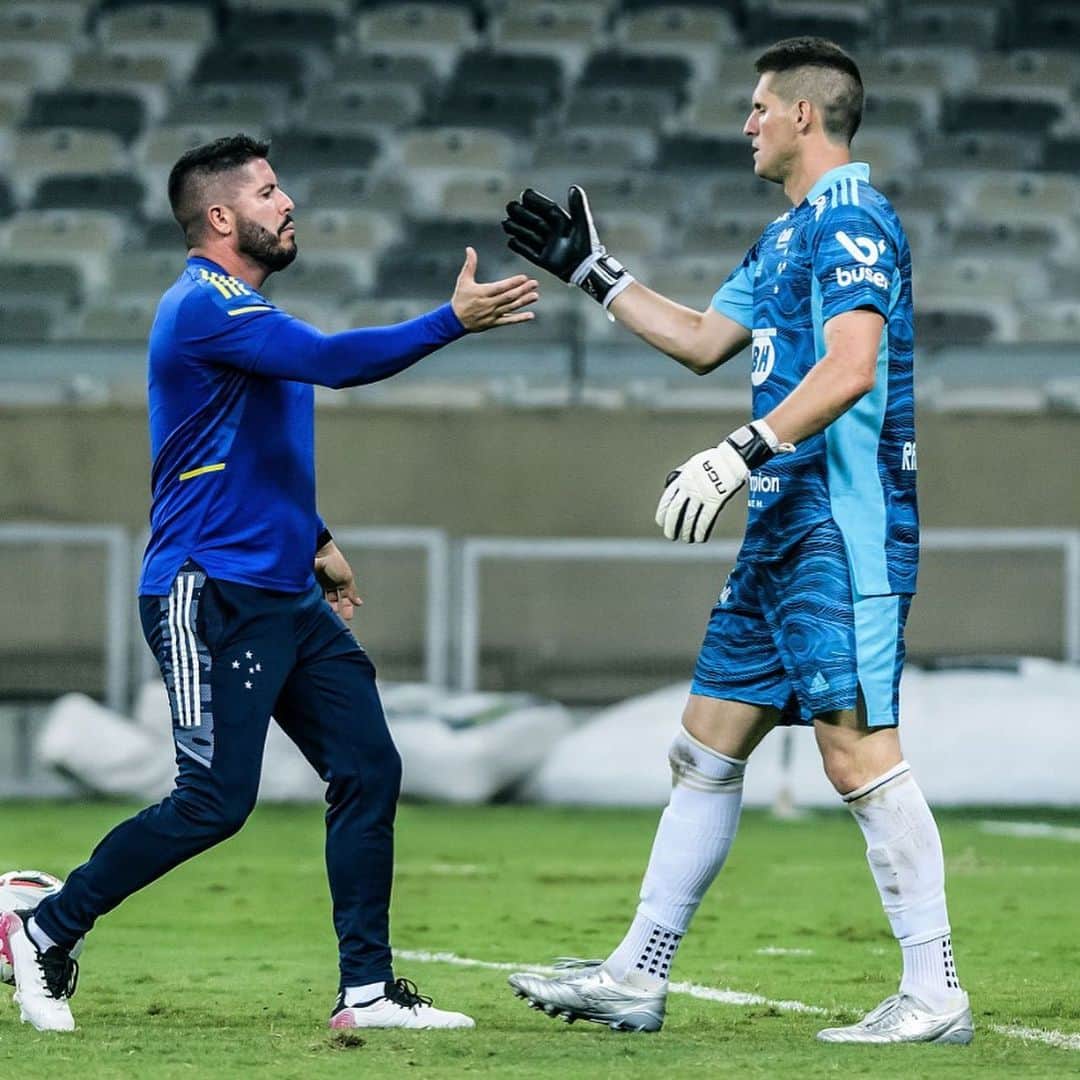 のインスタグラム：「Hoje me despeço sem dúvidas do melhor treinador de goleiros com o qual já trabalhei (olha que foram muitos top)  Você fez diferença na nossa vida @andrecroda  Só te dizer MUITO OBRIGADO 💙 Jesus abençoe grandemente a tua vida e carreira.」