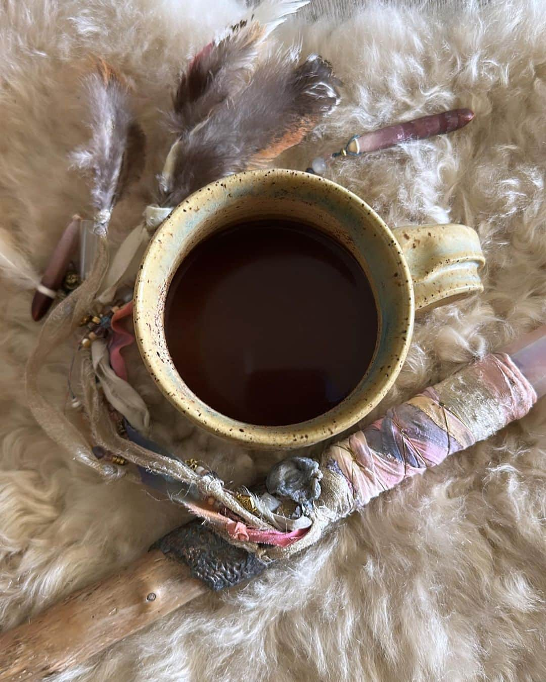 道端ジェシカのインスタグラム：「Cacao🤎  I was first introduced to cacao by @mariatierra_  She came to our new home in Los Angeles for house blessing and held a Cacao ceremony for us. Little did I know about this beautiful, powerful plant that’s been loved by so many around the world that is a heart opener. In my personal experience, it is also a heart warmer 💖 I love working with it with my teacher/mentor, making and drinking with my daughter, sharing it with friends, or simply to sit with myself on a Friday morning🧎🏻‍♀️🧘🏻  Do you drink Cacao?  カカオ🤎  素晴らしいヒーラーであるマリアから紹介されたカカオ。彼女は私達のロサンゼルスの新しい家にハウスブレッシング（家のお清め）をしに来てくれたのですが、そこでカカオセレモニーをしてくれました。その時はこのカカオという植物にどれだけのパワーがあるかは私は知りませんでした。世界中で愛されてるチョコレートの元であるカカオ、私はセレモニー用の特別なカカオ100%をこうやってドリンクとして頂いています。閉じた心を開いてくれると言われているカカオですが、私にとってはハートを温めてくれる大切な存在。幸福感や集中力を高めてくれるとも知られていますね。私はヒーリングクラスの時にカカオを取り入れたり、娘と一緒に作って飲んだり、友達とシェアしたり、もしくはこうやって朝の1人時間に自分のために作ったりしています。  皆さんもカカオを飲んだりしますか？」