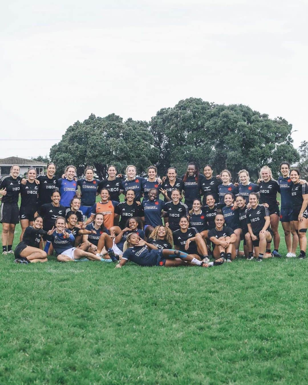 ポーシャ・ウッドマンのインスタグラム：「Had a really big week back with my sevens sisters missed these girls a lot. We even got to play and train against the French girls.   But no better way to finish a big week than sharing a bit of Aotearoa Kai with the French and Irish teams. They even got to try some stuffing, boil up and some Kina 🤤 luckily they didn’t like them 🤫😂」