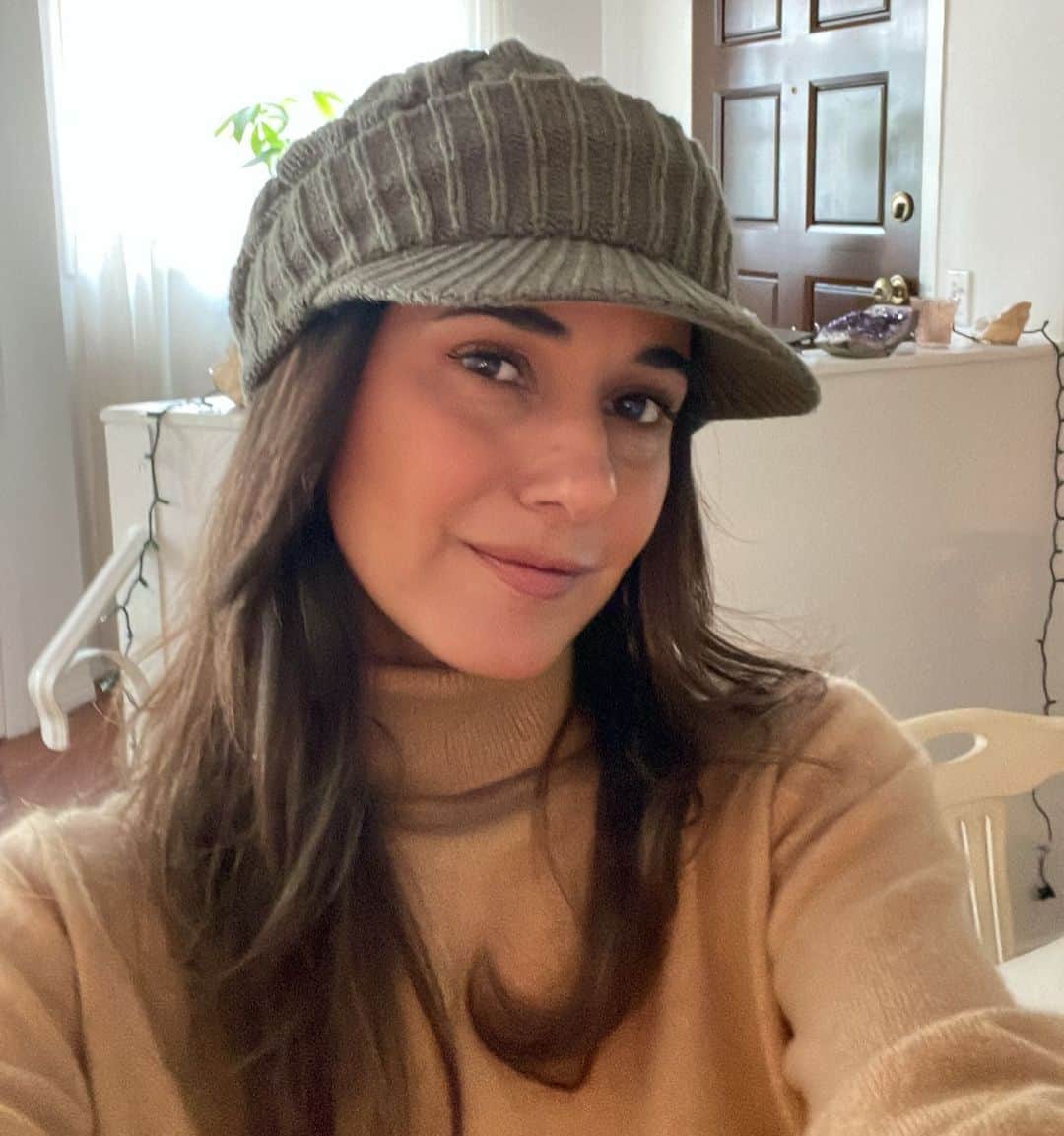 エマニュエル・シュリーキーのインスタグラム：「Here’s looking at you FRIDAY!!!!! Wishing you a wonderful weekend ahead and Shabbat Shalom 🙏🏽❤️🙏🏽」