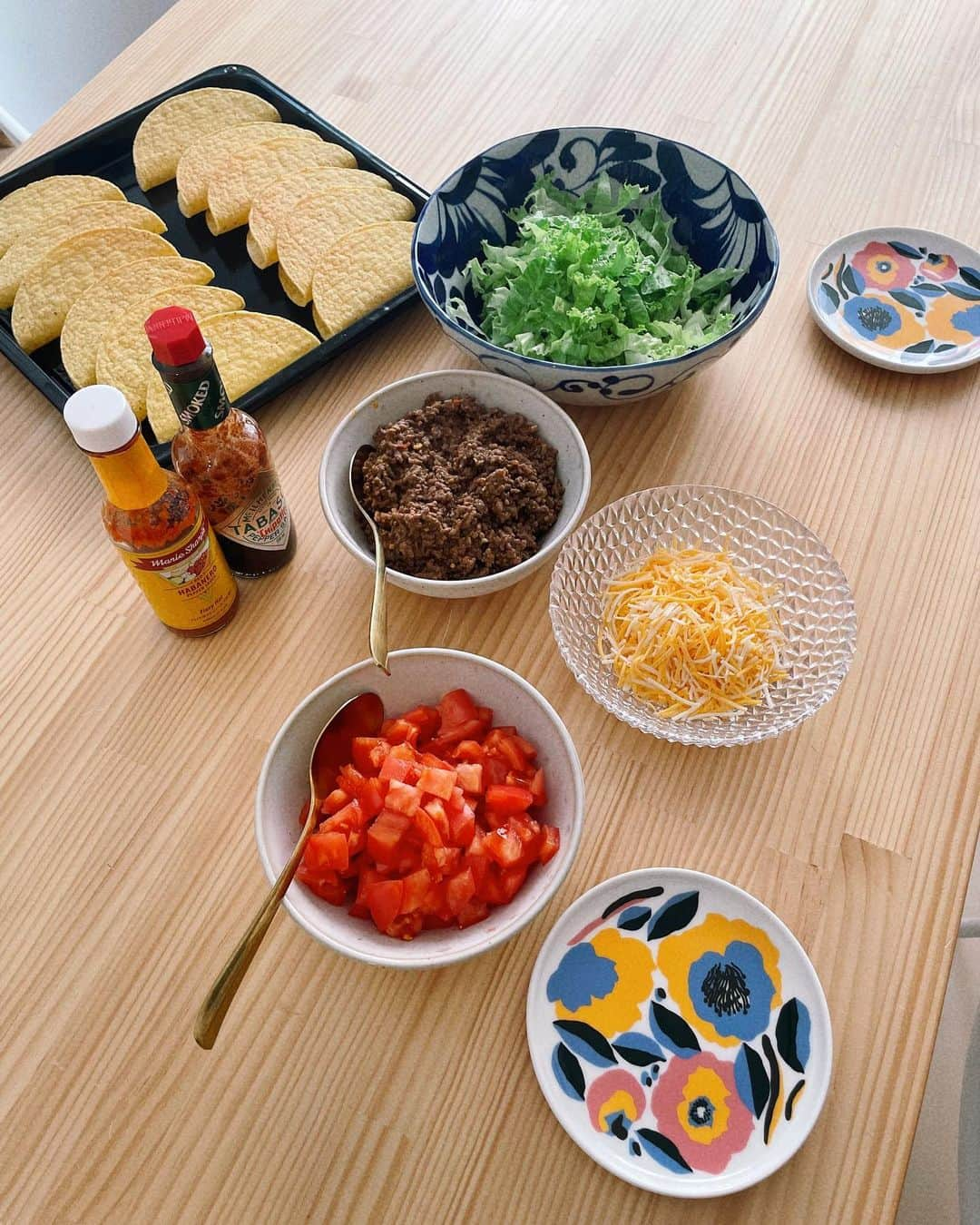 梅園アマンダさんのインスタグラム写真 - (梅園アマンダInstagram)「タコパ🌮✨🤙  お肉煮詰めてる間に、 生地をオーブンで焼いて お野菜切って完成🥬🍅🧀  とても楽ちんで、 具材余ったらタコライスにすれば 夕飯orお弁当にできるから とても重宝しているパーティーです。  そして。。。 このパーティーに外せないのは、 チポトレ = 燻製した唐辛子のソース🌶🔥 食欲のスイッチが爆破します👋💣😙  #タコパ #タコスパーティー #時短料理 #おうちご飯 #献立 #チポトレ #サヨナラダイエット」1月14日 18時17分 - __amanda8__