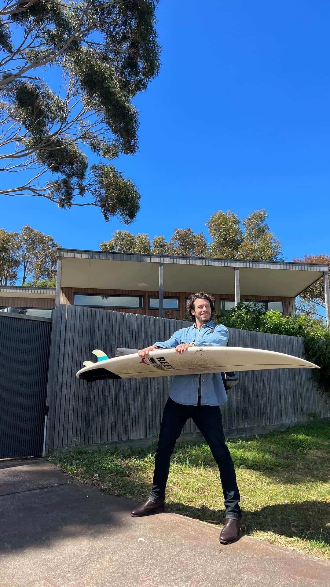 アシュリー・ハートのインスタグラム：「My love @bodhiisattva came to Australia for a visit last month and I surprised him with one of his 'bucket list' dreams; to surf the iconic Bells Beach!! We hit the Great Ocean Road straight from the airport and stayed at the most beautiful little retreat space @desaretreatjanjuc just a stones throw away from Bells! And I must say, with the contrast of what life had been, these precious moments of breath and respite, nature and simply connecting with one another were amplified with immense magic and deep gratitude.   It's @bodhiisattva Birthday this week..  and while my heart strings are pulled by him being back in Texas again, it's moments like these that stay with us and are weaved into the complex tapestry of everyday life. Our love infuses my days with endless beauty, belonging and dreams...no matter how challenging it becomes or the distance of miles between us.   'We've been high darl'n.. we've been low n all of its helped us grow' *Xavier Rudd   Thank you for riding all of these life waves together.   I'm celebrating you with every once of my heart and being, and wishing you the most Joy-filled arrival week!   Thank you @desaretreatjanjuc not only for your magical space, but for your beautiful heart @emmflick. This truly was the cosmic cuddle the universe ordered and of course your aligned heart answered the call!   🙏🏼❤️🇦🇺 🌊 🤍🏄‍♂️   🧘‍♀️@yogipeaceclub」
