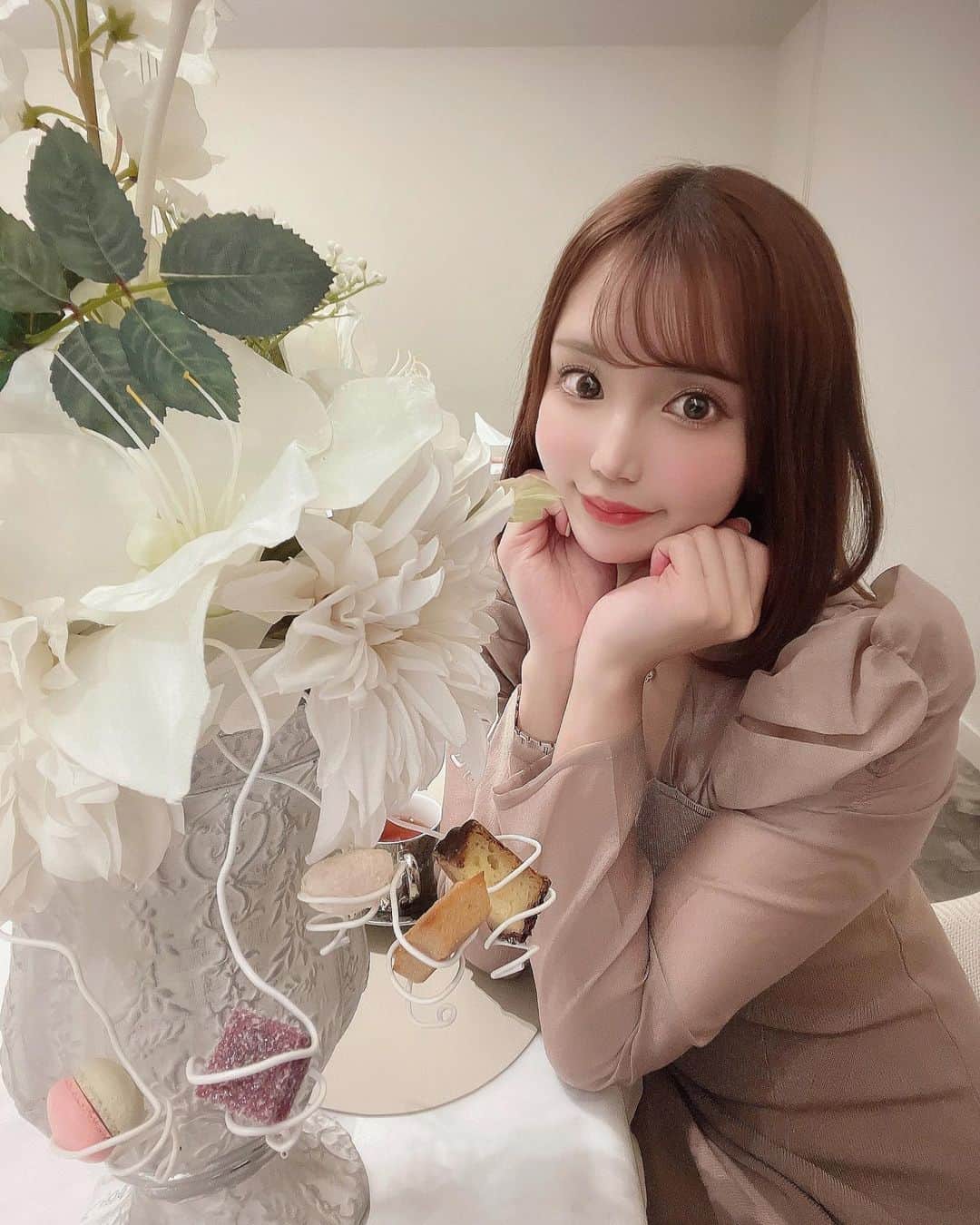 桜木せりなのインスタグラム：「ずっと行ってみたかったフレンチ🍽 お菓子のなる木🍪🍭🍩  #メゾンダイアミズグチ #maisondiamizuguchi  #フレンチ  #アフタヌーンティー #名古屋 #錦 #錦3 #salondegold  #サロンドゴールド #キャバクラ #いいね #instalike」