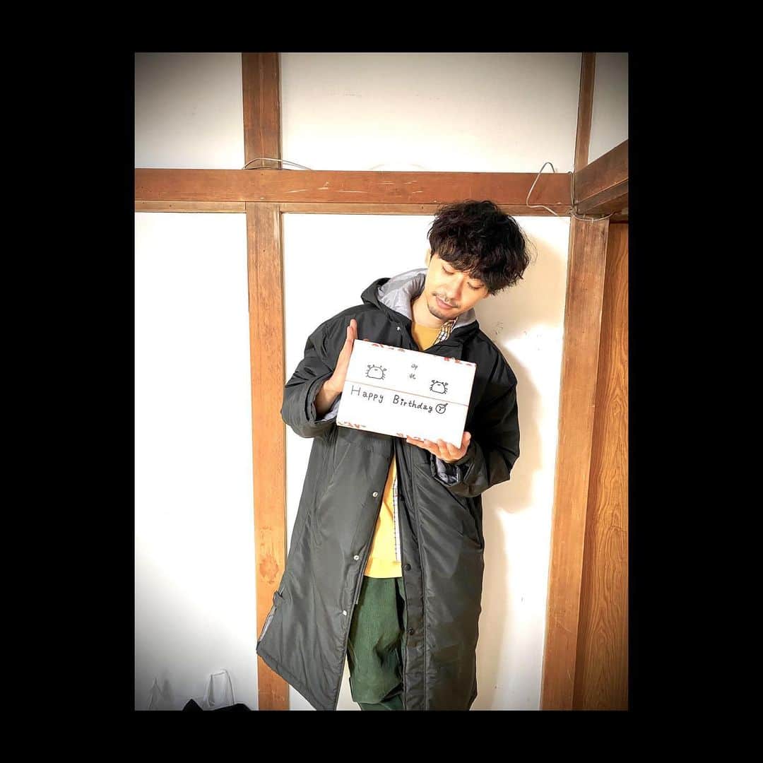 橋本淳さんのインスタグラム写真 - (橋本淳Instagram)「. 本日、誕生日を迎えました！ たくさんのメッセージ、、 ありがとうございます！ 現場で時間もないのに、、 祝っていただきました。 ありがとうございます🎁  今年もどうぞよろしくお願いします。  そして、本日は23:40〜 土ドラ『三千円の使いかた』 第二話の放送です。 是非ご覧ください！！ . . . #三千円の使いかた @dodra_tokaitv」1月14日 17時08分 - atsushi_hashimoto_official