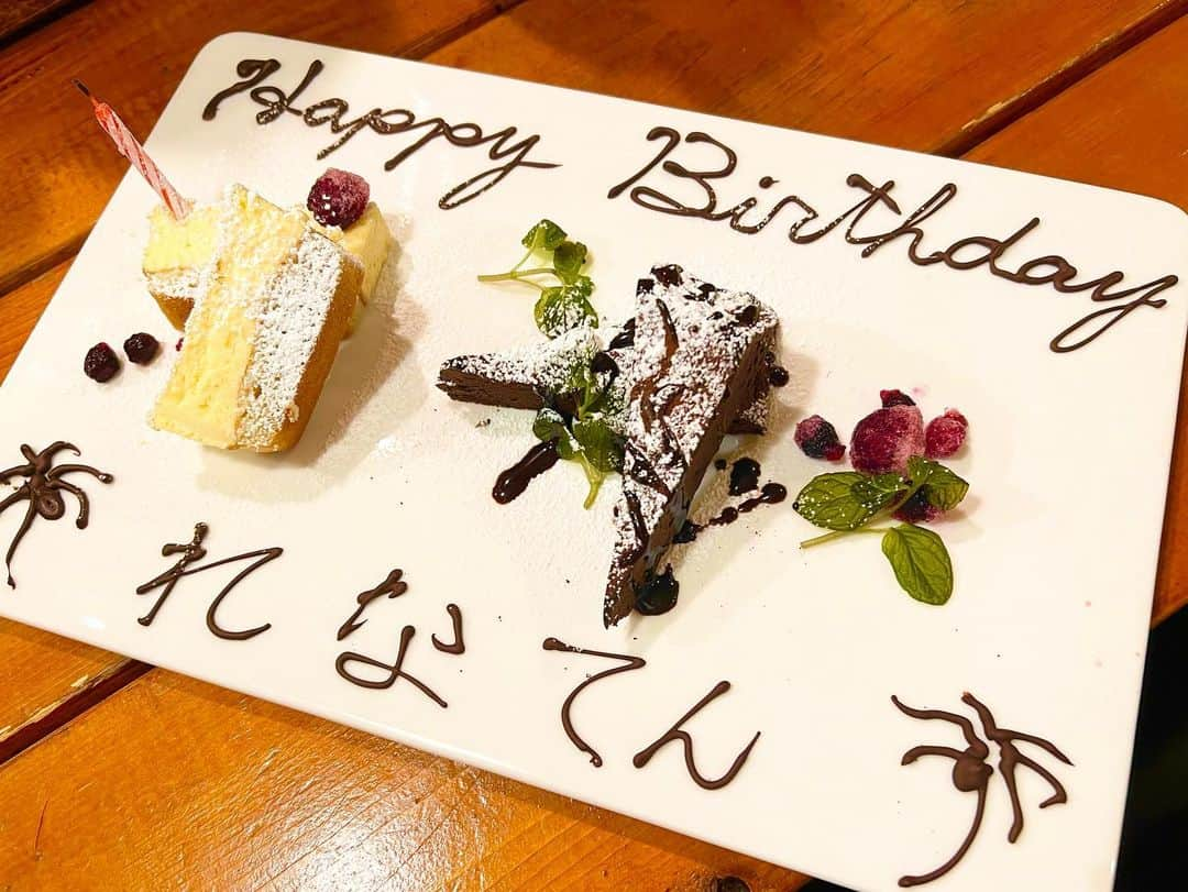 奈良怜那さんのインスタグラム写真 - (奈良怜那Instagram)「． 誕生日当日は今年もねづっちぃ散歩の収録でした🎥 カメラ回ってる時にお祝いして頂いちゃいました🎂 来月放送なので足立葛飾の方は ぜひぜひオンエアでチェックしてみてください☺️  紫の花束もプレートも嬉しかった〜🍰💕 スタッフさん、千住Beachさん ありがとうございました💜  📍千住Beach @senjyu.beach 足立区千住2-65 霜田ビル2F 4F  #ねづっちぃ散歩X#足立#足立区#足立区グルメ#おでん#千住#swingle#誕生日#誕生日プレート#birthdaygirl#생일」1月14日 17時16分 - narareina_111