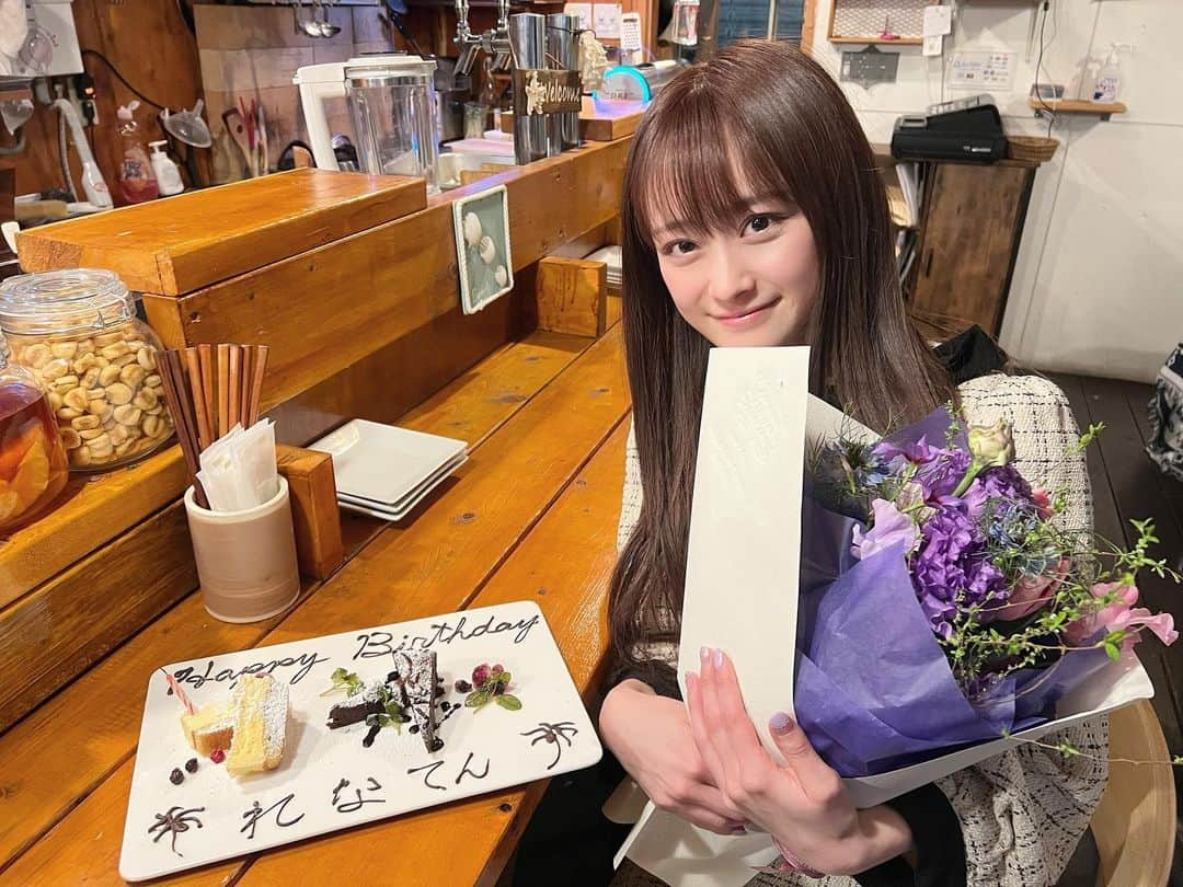 奈良怜那のインスタグラム：「． 誕生日当日は今年もねづっちぃ散歩の収録でした🎥 カメラ回ってる時にお祝いして頂いちゃいました🎂 来月放送なので足立葛飾の方は ぜひぜひオンエアでチェックしてみてください☺️  紫の花束もプレートも嬉しかった〜🍰💕 スタッフさん、千住Beachさん ありがとうございました💜  📍千住Beach @senjyu.beach 足立区千住2-65 霜田ビル2F 4F  #ねづっちぃ散歩X#足立#足立区#足立区グルメ#おでん#千住#swingle#誕生日#誕生日プレート#birthdaygirl#생일」