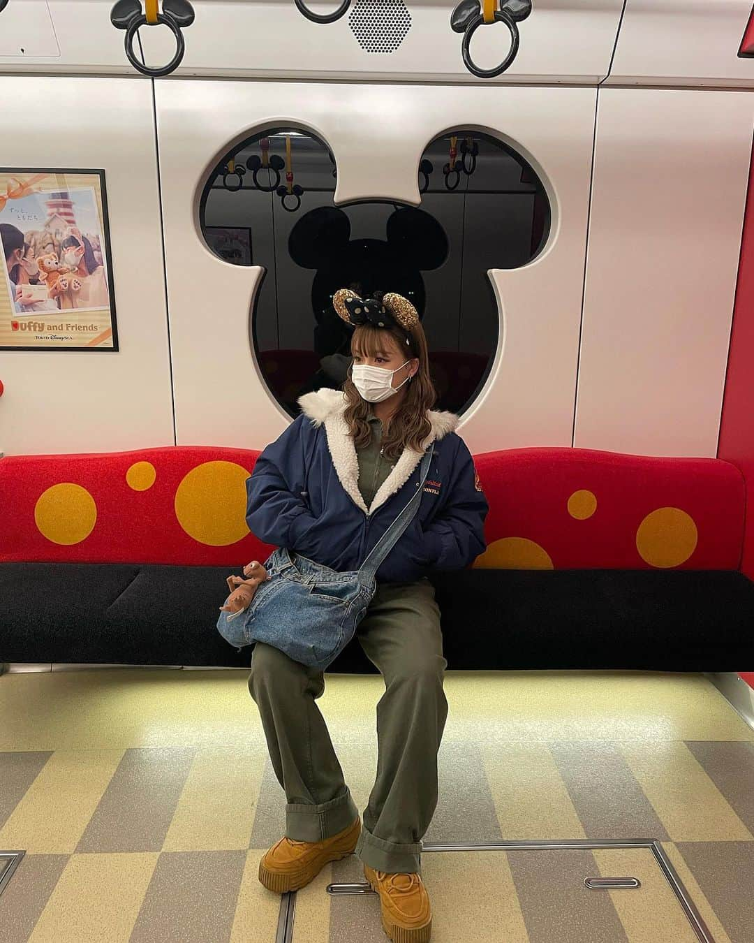 藤原虹七のインスタグラム：「🐭🚃🎠💞  #disney#disneysea#disneyland#disneyworld#disneyfashion#denim#minnie#mickey#disneycode#ディズニー#ディズニーコーデ#ディズニーランド#ディズニーシー#ディズニーカチューシャ#ディズニーリゾートライン」