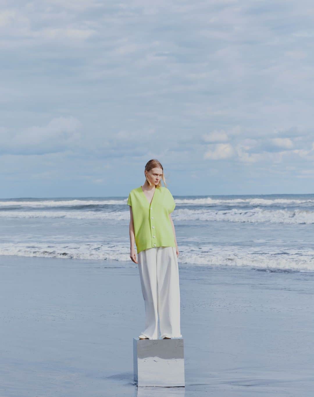 H/standard（アッシュ・スタンダード）のインスタグラム：「"Every cloud has a silver lining". SS23 collection will be in store soon.  #stumbly  #スタンブリー  #newstandard  #newheritage  #whitedenim  #neoncolor」