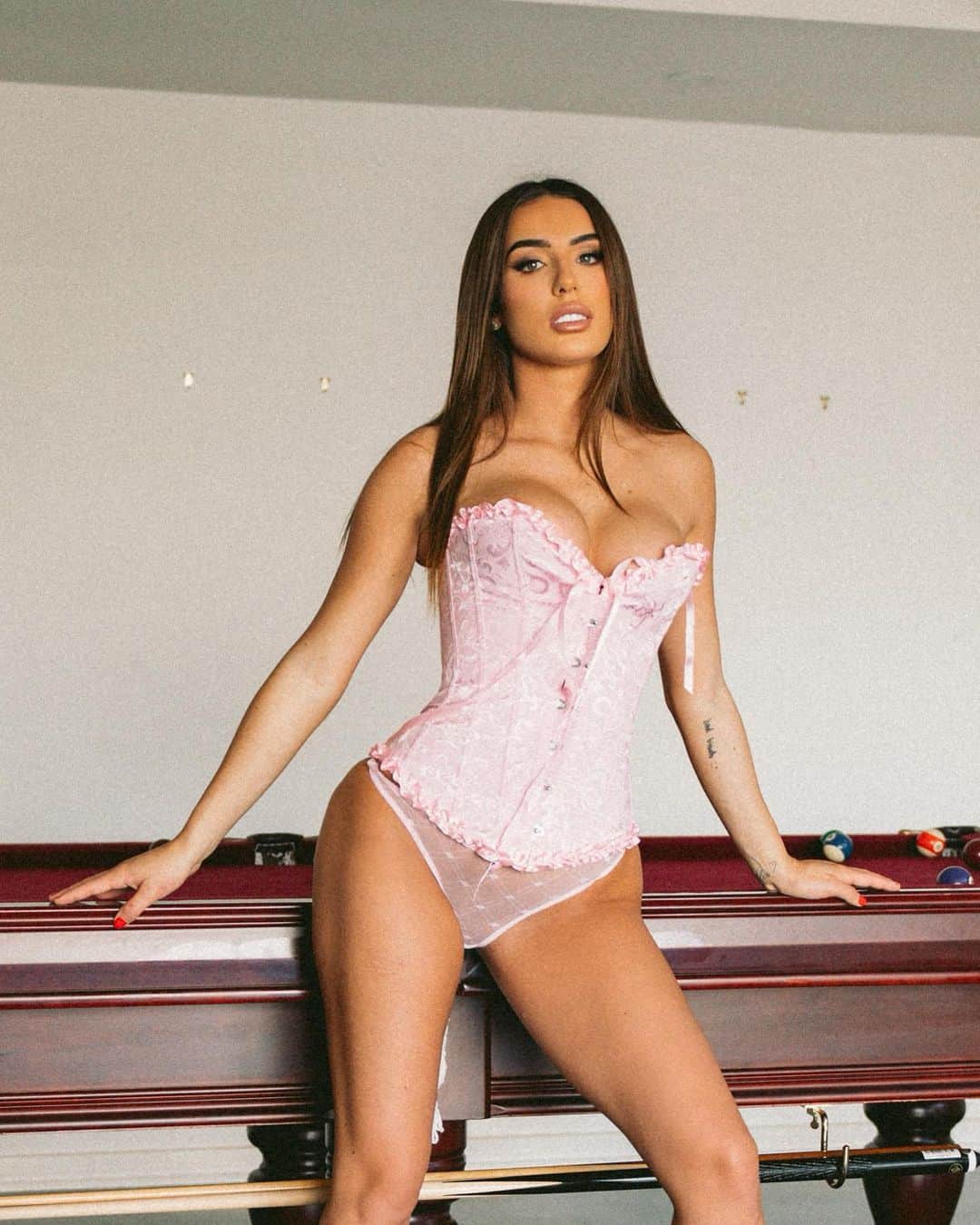 Lucie Jaidのインスタグラム：「I’m looking very delicate for a girl who drinks bourbon and air raids at people all weekend 🌸😇 Ty @true.gritty 🎞️」