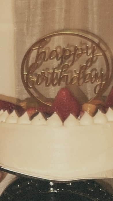 のインスタグラム：「12/21のお誕生日の時撮ってまだ載せてなかったやつ🎂 ケーキ出てくるタイミング気になって チラチラみてるやん🥹🥹」