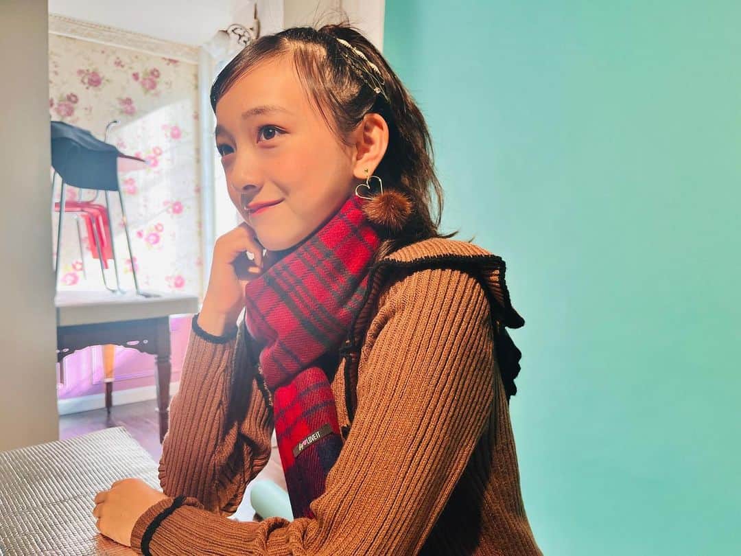 ニコ☆プチのインスタグラム：「☃️🍫🧣  マフラーアレンジを2月号で紹介中💞 通学にもおでかけにもお役立ちだよ🫶🏻  リリがしているのはワンループ巻き✨✨  #中瀬梨里 #小学生ファッション #小学生コーデ #マフラー #マフラーアレンジ #ニコプチ」