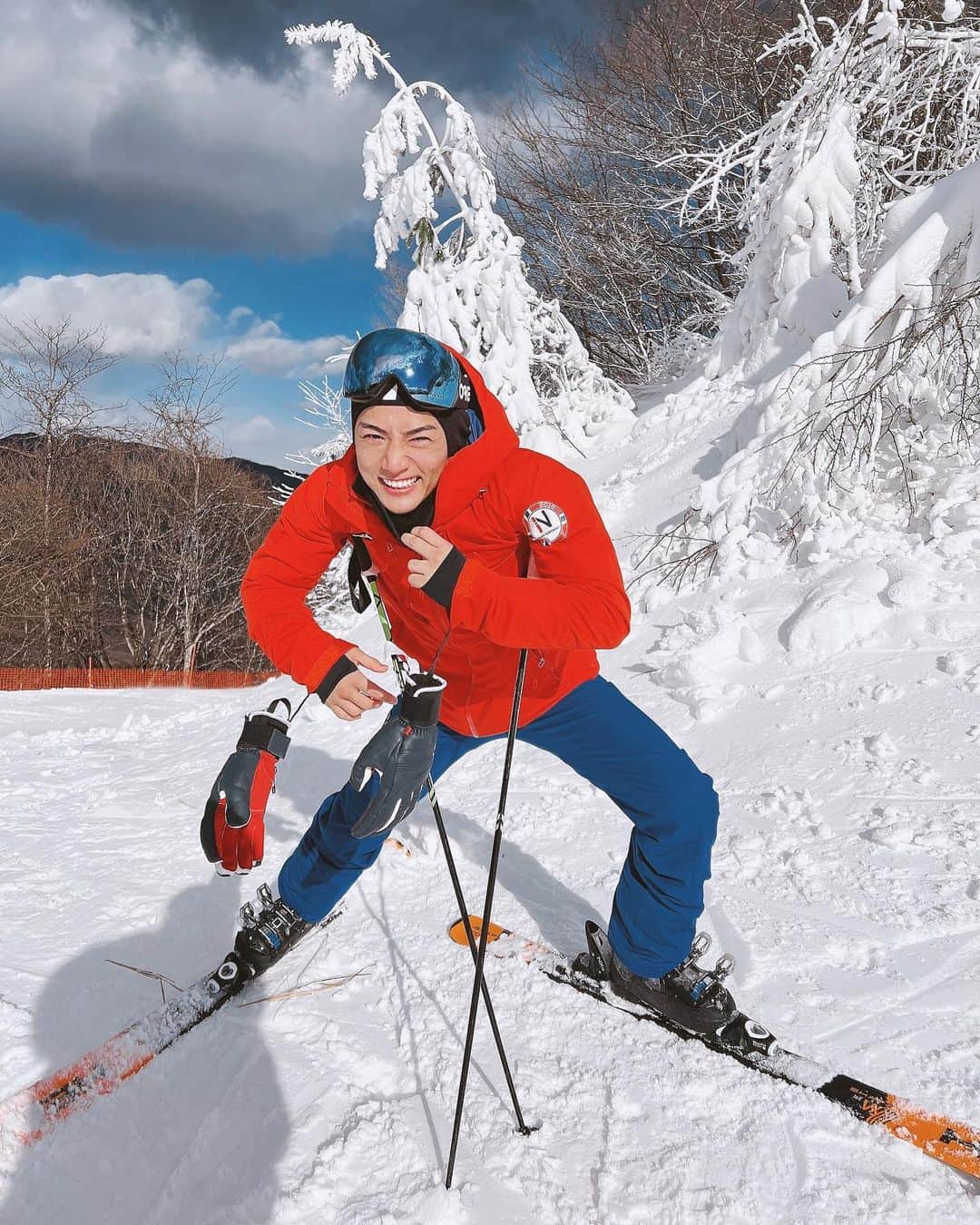 Yushi Sakuraのインスタグラム：「今年初ski🎿 ３歳くらいから中学生までずっとアルペンスキーの選手やってました☺️  だからスノボーよりスキーの方が得意⛷  今月また北海道行くから楽しみだなぁ✨  #アルペンスキー#ski」