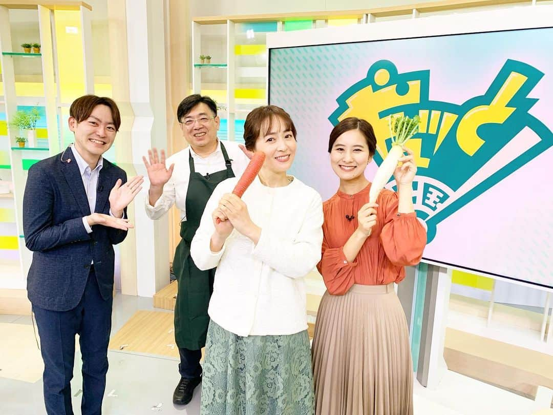 木内晶子さんのインスタグラム写真 - (木内晶子Instagram)「「ギュッと！四国」見て下さり ありがとうございました👍本年も宜しくお願い致します‼️番組でのお料理はスリル満点でした🫣同じ地元、香川から来て下さいました料理研究で家食農アドバイザーの山中仁様、ありがとうございました🙏 お正月はお餅を作り、番組で教えて頂いた小原紅早生みかん餅を作ったら家族に大好評でした！来年もリクエストを頂きました👍香川うどん県は白味噌のあん餅雑煮ですよ〜是非皆様にも食べて頂きたいです！香川と言えば伊吹イリコで出汁をとりました。県により出汁の取り方一つにもこんなにも違うのですね。こちらは丸餅ですがお餅の形、のせている具も様々で驚きです🫢お雑煮に餡子が入っているのは香川県だけでしょうか？全国のお雑煮、食べてみたいな〜😃 #あんもち雑煮 #香川県#香川グルメ #うどん県 #お雑煮 #白味噌#伊吹いりこ#金時にんじん  #石鎚神社#ギュッと四国 #nhk」1月14日 9時27分 - akiko0902kinouchi