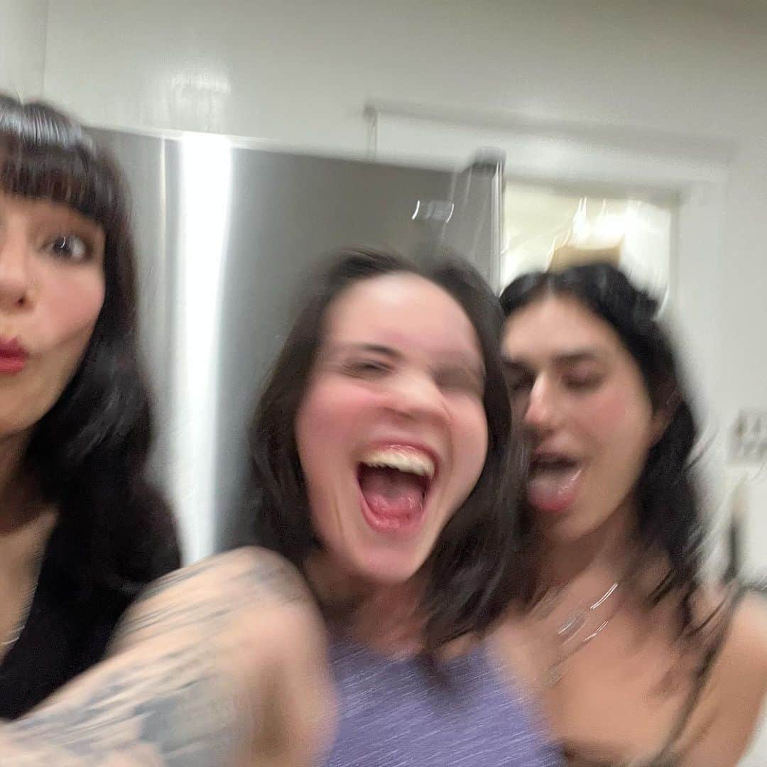 ビー・ミラーのインスタグラム：「lonely bitch is out i’m hungover and listening to it is the cure u should try it link in bio」