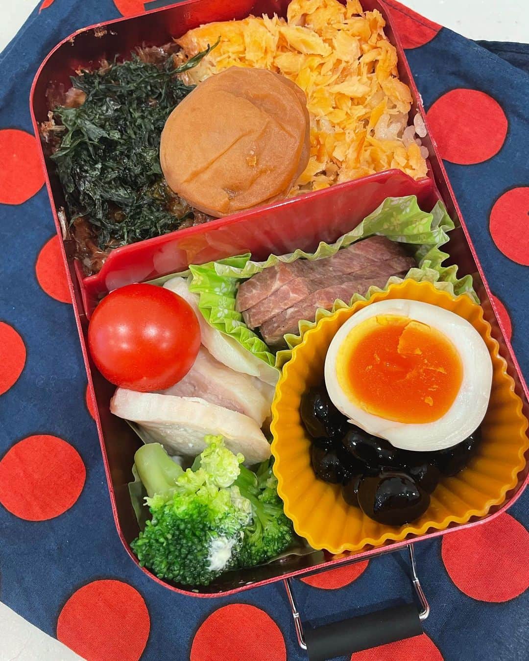 小川菜摘のインスタグラム：「10分で作った稽古場弁当🍱 セブン🎰で売ってる鶏胸肉とブロッコリー🥦(冷凍)は美味しくて便利👍おかか鮭海苔ご飯に、作り置きの煮卵、頂き物の焼豚に黒豆😊🤲 今日は、芝居も歌も踊りのお稽古もあります☺໊ しっかり食べて頑張ります🤩 #歌うシャイロック #稽古場弁当」