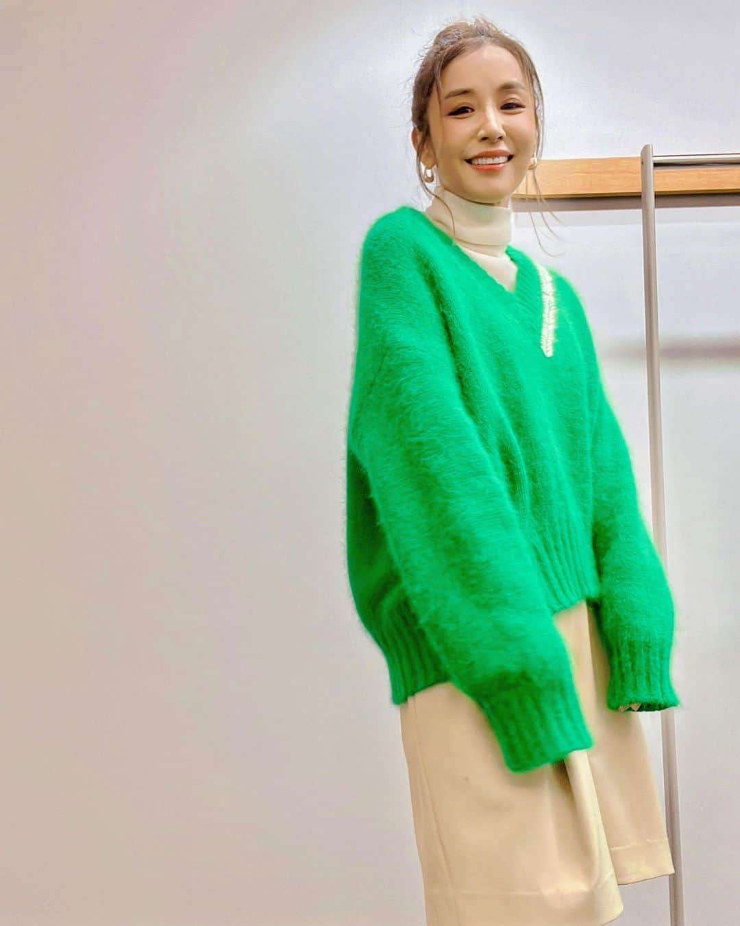 鈴木紗理奈のインスタグラム：「サタプラからはじまったそんな今日🌈 昨日健康診断で身長を測ったら2cm伸びてて 165cmになってた‼︎ 長身憧れやから嬉しいけど、 この年でそんな事ある？どこ伸びたん。 伸びたのは顔でも胴でもなく どうか足であって🙏笑  #紗理奈流styling  @alysi official」