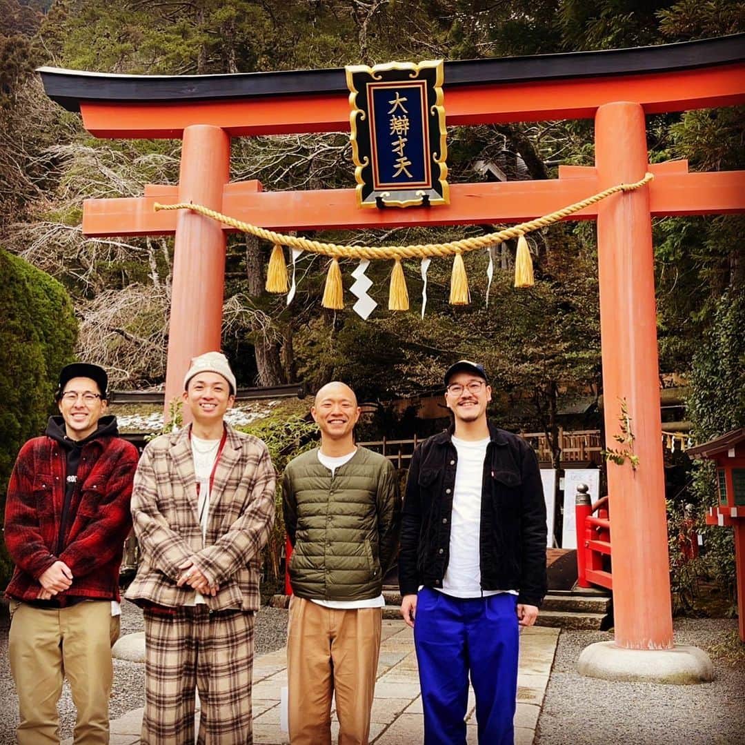 のインスタグラム：「兄貴達と天河神社にお参りに行かせていただきました。  今年は今井らいぱちの名をもっともっと世に広めるために頑張ります。  飛躍の一年に！マジで！！」