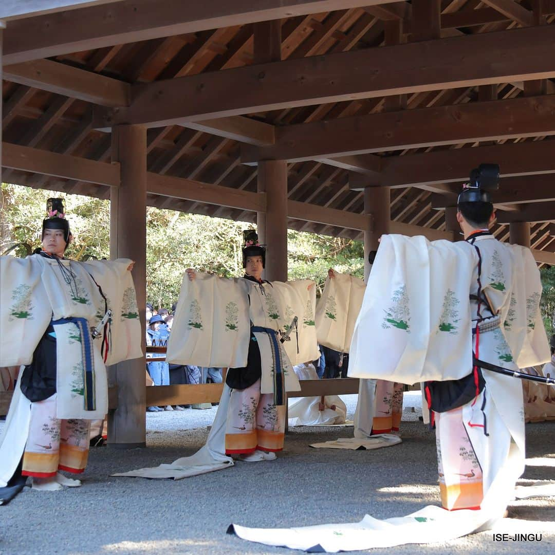 伊勢神宮さんのインスタグラム写真 - (伊勢神宮Instagram)「#伊勢神宮 #神宮 #神社 #心のふるさと #内宮 #一月十一日御饌 #東遊 #舞楽 #雅楽 #isejingu #jingu #soul_of_japan #japan #jinja #shinto #naiku #azumaasobi #bugaku #gagaku」1月14日 11時00分 - isejingu.official