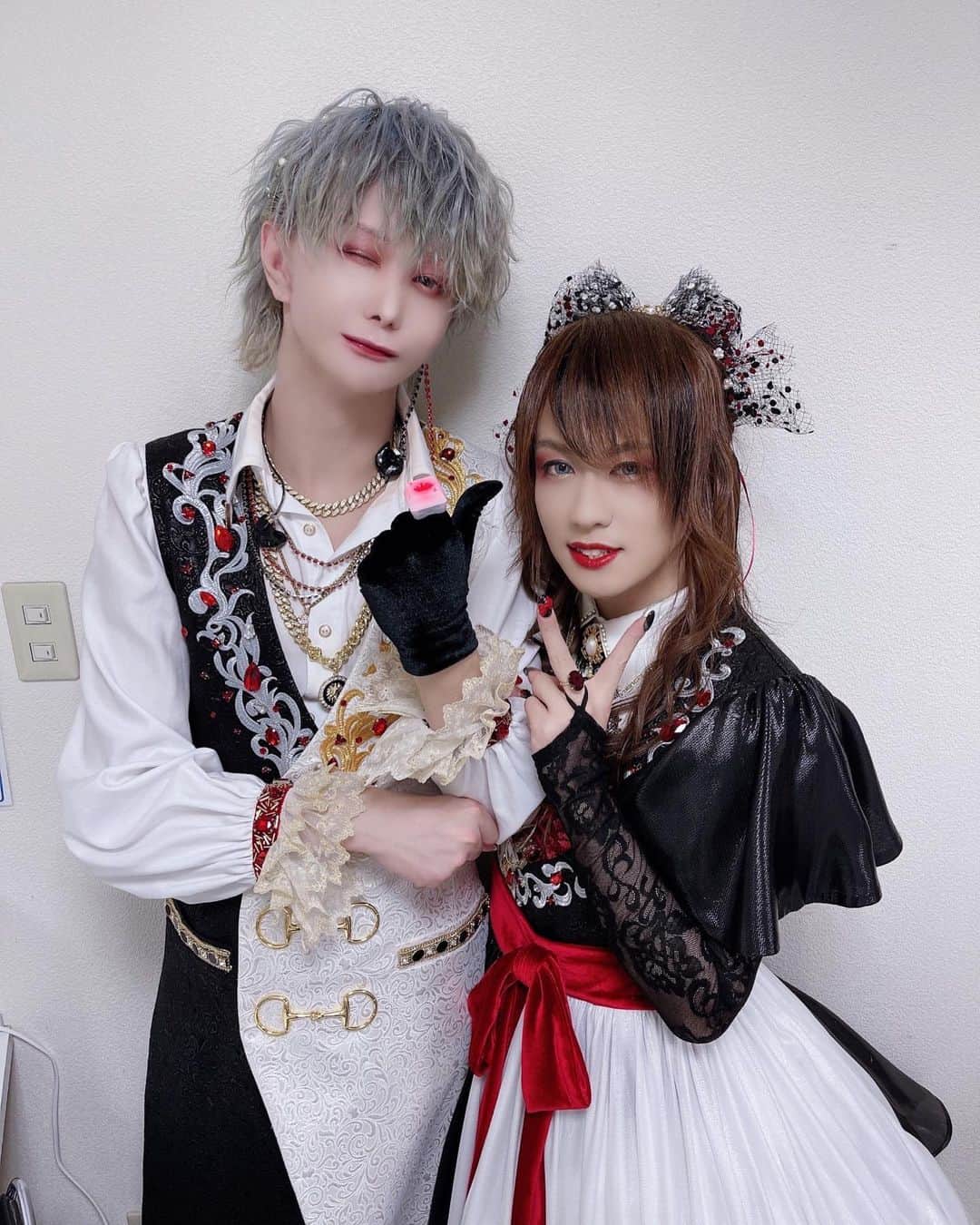 奏音69のインスタグラム：「ワンダーツアー札幌そして世界の首都公演、ありがとうございました！  このツアーのために1年以上前から準備してきたことがすべて終わって、この衣装を着るのも最後と思うと、とても寂しいですね。  Royal Scandalとしては次の目標に向かって動き出します。相変わらずゆっくりですが、お楽しみに。  #RoyalScandal #ロイスキャ」