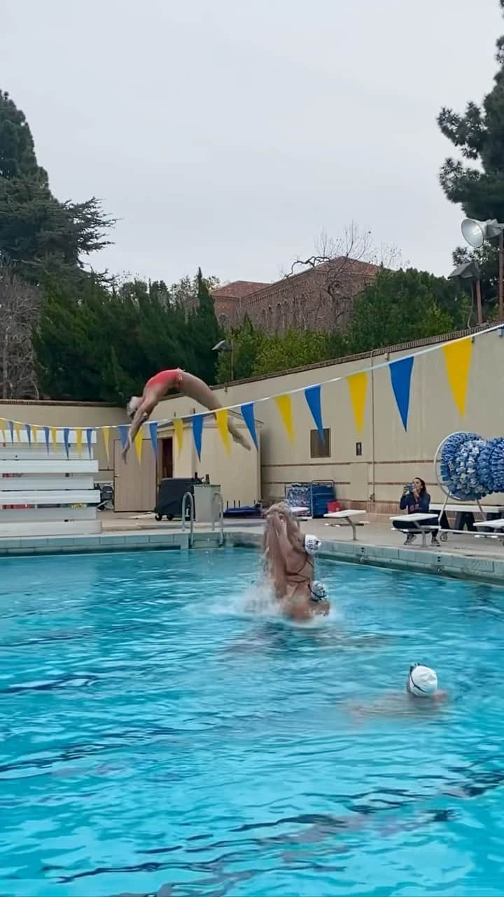 アンドレア・フエンテスのインスタグラム：「If you know me, you know I love to create challenges, right? I do it with my kids at home and I specially love the synchro ones with the team because I know a very small amount of people in the world can do it. 😛   This year I create one every Friday and we call it The Friday Challenge. Today’s one is a fantasy I always had: flying over the flags, backwards and of course not using the bottom of the pool. They had only one chance, as I wanted them to practice that when it’s time, you only have one shot (and also less chances to break the flags…) they tried on the side until they figured out and they felt ready. And… mission accomplished!   Every Friday the challenge is different, it might look useless but I think it’s good for many reasons:   1️⃣ I tell them the final vision I have which is always a difficult one (sometimes I don’t even know if they can make it) and they have to solve it without any coaches help or tip. Inspired by @michaelgervais when he explains why to do difficult things increases confidence. That’s one of my goals for the team: increase confidence but most importantly independent from the coaches to create real self-confidence.  2️⃣ It’s a challenge that requires team work. Separated they wouldn’t be able to achieve it, so they need to find the way to cooperate in the most efficient way.  3️⃣ They have limited time to do it and I think it makes them improve problem solving with speed. Usually in competition you only have one chance and you don’t have time to stop and think so it’s good to be ready for anything.  4️⃣ Team bonding and leadership: every time they learn how to recognize the strenghts of each one and I love that they find their own role in every different situation.  5️⃣ One of the most important parts: It’s good for the soul to refresh our minds once a week and have fun using our sport to enjoy it in other ways   Do you want us to post more challenges we did?? Some are very funny..  ⚠️ This is an expert #artisticswimming team, don’t try this without a coach or an adult who knows what we are talking about!」