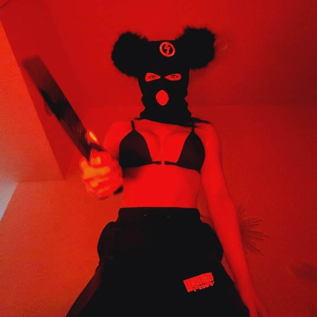 レクシー・ベルさんのインスタグラム写真 - (レクシー・ベルInstagram)「Happy #fridaythe13th 🔪  . Hope you had a killer day」1月14日 11時59分 - omgitslexi