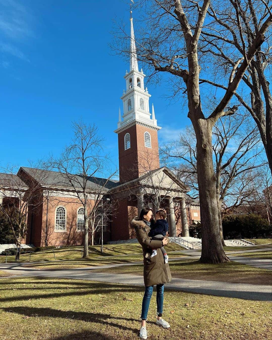 大出千尋のインスタグラム：「Short trip to Boston🦞  週末にシーフードを食べにボストンへ行ってきました✨ 本場ボストンのクラムチャウダーやオイスターは格別でした😋 美しいレンガ造りの建物と緑豊かな場所で英気を養えました☺️☺️ . . #Boston#ボストン」