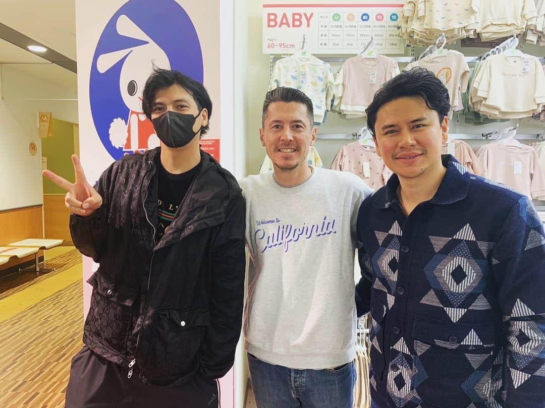 森豪士のインスタグラム：「まさか西松屋でアレクと会うとは‼️笑 めちゃめちゃ久しぶりだし、西松屋だし😆💦 今はお互い2児のパパ👶🏼👧🏼 久しぶりでテンション上がったー👍🏽👍🏽 #アレク #モデル」