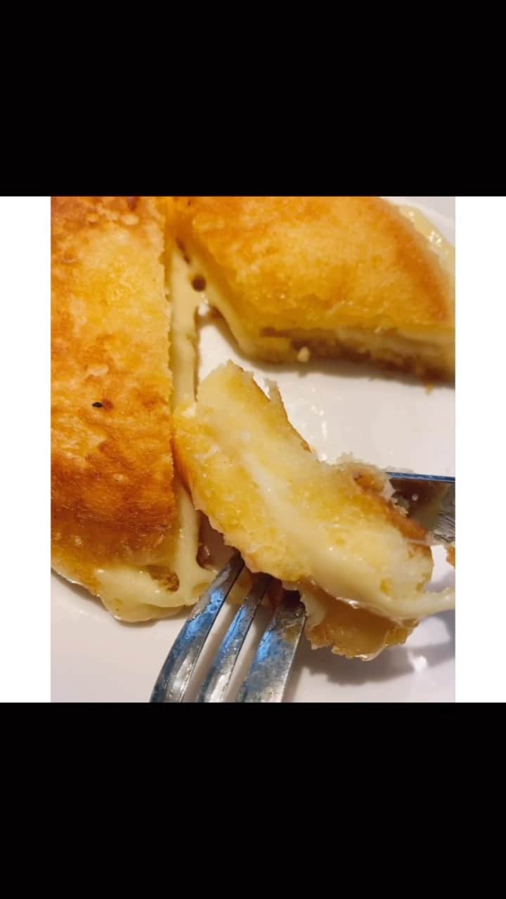 竹俣紅のインスタグラム：「🍳 『めざまし8』の #LifeTag でご紹介した “禁断の焼きたまご蒸しパン” ⁡ 父が食べてみたいと言うので、 家で作ってみました！ ホットプレートを使ったので、 きれいに焼けましたよ〜✨ ⁡ 表面をカリカリに焼くのがポイント！(焦がさずに😎) ⁡ 甘さの中にチーズの塩分がきいていて、 コーヒーにとても合いました。 ⁡ ⁡ #めざまし8 #蒸しパン」