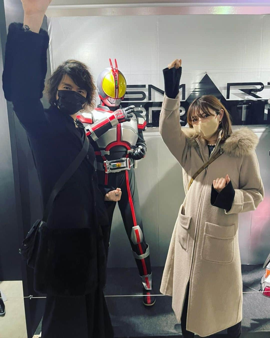 芳賀優里亜のインスタグラム：「草加君と仮面ライダー展に行ってきました！！  凄い盛り上がりでした🙌🙌 ファズもキバもかっこ良かった〜 もちろんカイザも🙌🙌  スタッフの皆さんありがとうございました☺️ サインも書かせてもらったので皆さん観に行ってみてね🎈池袋は明日までだけど😂  #仮面ライダー展 #仮面ライダー50周年  #ファイズ20周年 #仮面ライダー555 #仮面ライダーキバ」