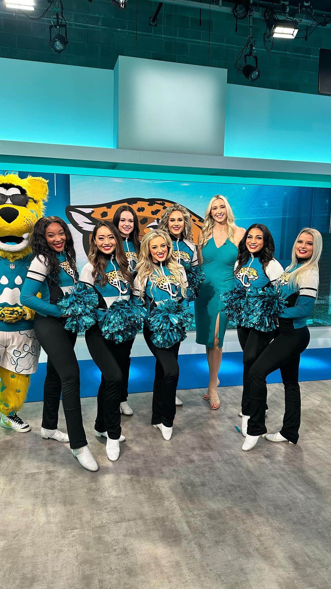 のインスタグラム：「Amazing experience for the playoffs❤️‍🔥 Thank you for having us @news4jax ❤️  Go! Jags tomorrow!!!🔥🔥🔥  Duuuval💙  明日のプレーオフに向けて、朝のローカルニュースに出演してきました！ 貴重な経験✨ 勝ちますように🔥  #theroarofthejags #nflcheerleaders #florida #jacksonville #nfl #jaguars #duuuval #アメリカ生活 #nfl #amara #kissnails #本田景子 #チアリーダー #ジャクソンビル #フロリダ #gameday #week18 #afcsouthchampions #news4jax #playoffs」