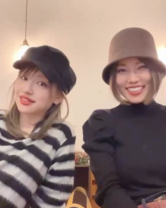 小野晴香のインスタグラム：「なぜかわたしの動きを倍で真似てきたあきがオモロくてオモロくてね。 (この時わたしはとても眠くて眠かった) そしてこんな時でも“ばぶぅ”を狙っていたあき  と なんだかんだしっかり(?)阻止しているわたし ※ “ばぶぅ”ネタ分かる人もはやレアキャラかも わら  おばあちゃんになってもずーっとこんなことやってんだろな、 むしろそうでありたい と改めて感じた会でちた 👶♡ #はーあき」
