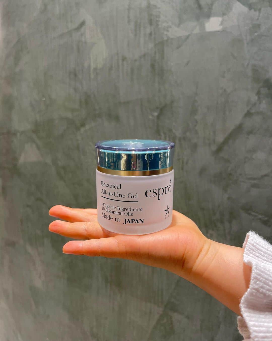 彩星りおんのインスタグラム：「espré(ｴｽﾌﾟﾚ) 〜Botanical All-in-One Gel〜  @4a.m._rion.ayahoshi  4a.m. 初めての開発商品はこちらのオールインワンジェルになります！ 朝もお風呂上がりも自分のお肌のケアをゆっくりする時間なんてない！１つで簡単に肌への潤いを満たしてくれるものを、という自身の願望から作りました。 肌のコンディションひとつでその日の気分って全然違いますよね。  試作を繰り返して出来上がった自信作です。 コストを惜しまず10種の植物油やシュガースクワランなどなど、良いと思った成分をふんだんに取り入れました。エタノールやパラベンフリーにもこだわりました。香りやテクスチャーも何度も試作を繰り返し、自分自身が使ってみて心地の良いものにしました。 (またこの辺りは詳しくお伝えしますね☺️) お客様に安心して使っていただけるよう、医学面でも友人の皮膚科医・谷口 隆志先生にアドバイスをいただきながら進めてまいりました📖✏️  自信を持ってお薦めできる商品が出来てとても嬉しいです☺️  espré(エスプレ)という名前は音楽用語のespressivoから名付けました。イタリア語で表情豊かに、という意味です。  頑張る皆さまがどうか表情豊かに日々を過ごせますように…🌸  長女が撮影に協力してくれて良い写真が撮れました👧🏻🖐🏻  #espré #allinonegel  #オールインワンジェル #espressivo #4am #彩星りおん #働くママ #起業家ママ」
