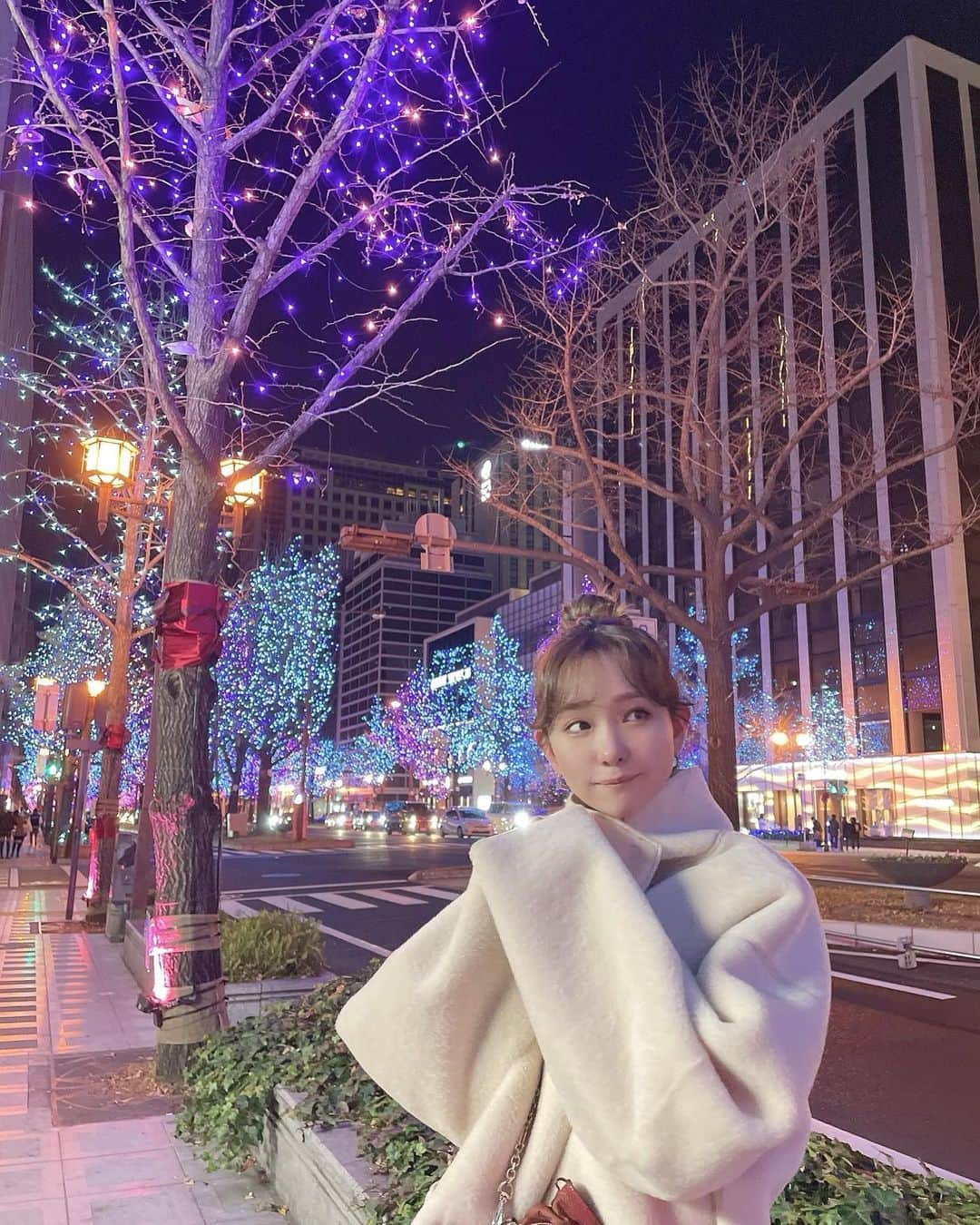 のインスタグラム：「名古屋から青森ルートが定番化してましたが今回は大阪から帰省しました🥳  前日に大阪行く事言ったのに ご飯付き合ってくれて感謝だ🥹🫰 @s.miyutyyy   また近々ゆっくり大阪行きたいな🤤  #イルミネーション #御堂筋イルミネーション」