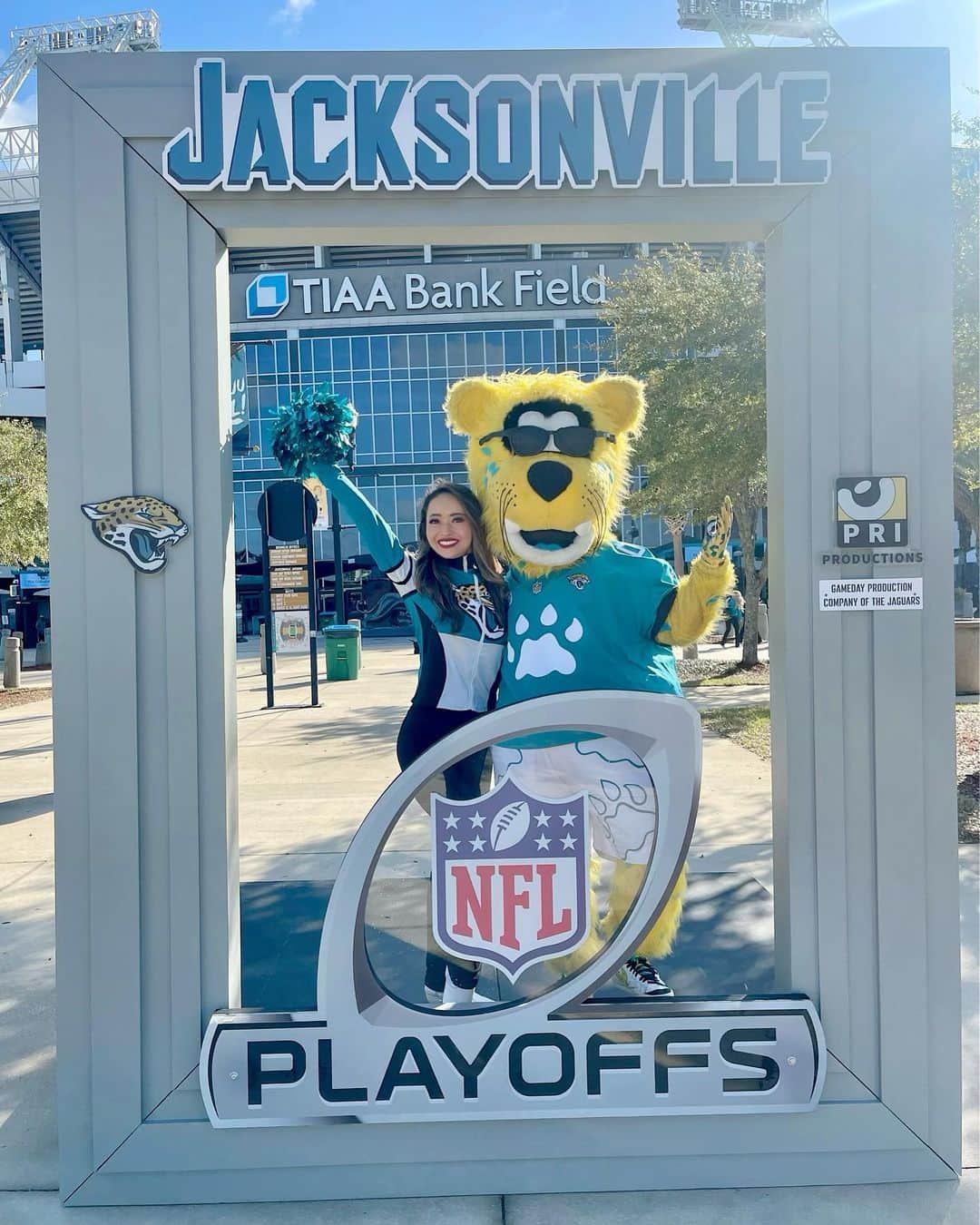 のインスタグラム：「It's playoffs!!!!🔥🔥🔥  For the first home primetime playoff game in franchise history and this is my first time playoffs!!!!🤩🥹✨  Go! Jags!!🐆💙🔥  Best mascot in the world🐆💙 @thejaxsondeville   いよいよ私にとってはじめてのプレーオフです‼️🥹✨ この時をずっと待ってた。 願って頑張れば夢って叶うってことまた立証出来た✨ 楽しみ過ぎてワクワク過ぎてドキドキが止まりません‼️ とにかくとにかくとにかく!!!!!!! チームが勝てるように頑張る🔥 そしてめちゃくちゃエキサイティングな舞台楽しむ🔥🔥🔥  日テレジータス、NFLGOで生中継生配信されます‼️ 試合開始日曜日10:45am〜 私が試合前にビデオ出演します！ 短期間での申し込みも可能みたいなので、ぜひ観て下さい💙  #theroarofthejags #nflcheerleaders #florida #jacksonville #nfl #jaguars #duuuval #アメリカ生活 #nfl #amara #kissnails #本田景子 #チアリーダー #ジャクソンビル #フロリダ #gameday #week18 #afcsouthchampions #playoffs #prodance #itwasalwaysthejags #iwatj」