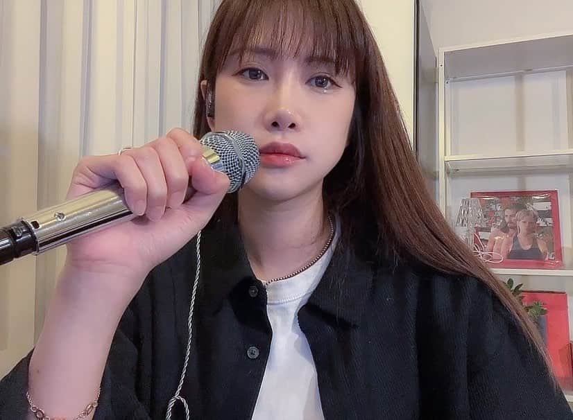 ガビンのインスタグラム：「new jeans omg 올렸어요 나가야되는데 비 온다니  오마갓 .. 다들 감기 조심하고 즐토🌧🌂  #omg #뉴진스 #newjeans」