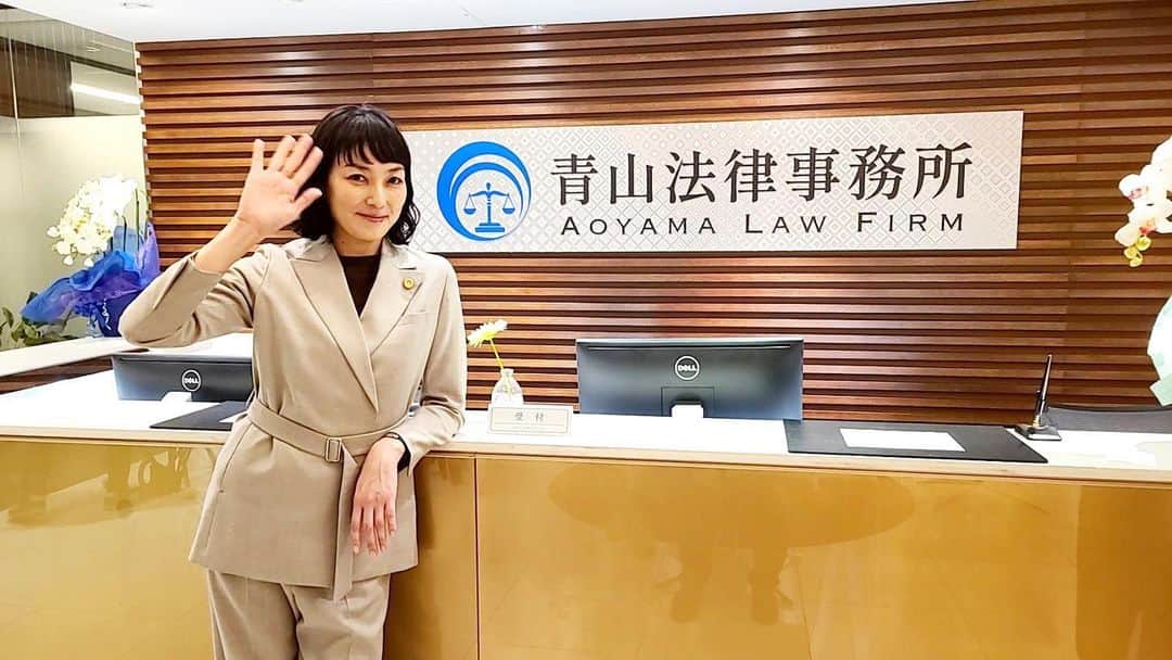 のインスタグラム：「青山さんは事務所を立ち上げてました。やり手〜！ イチケイのカラス スペシャルドラマ今夜21時からです！」
