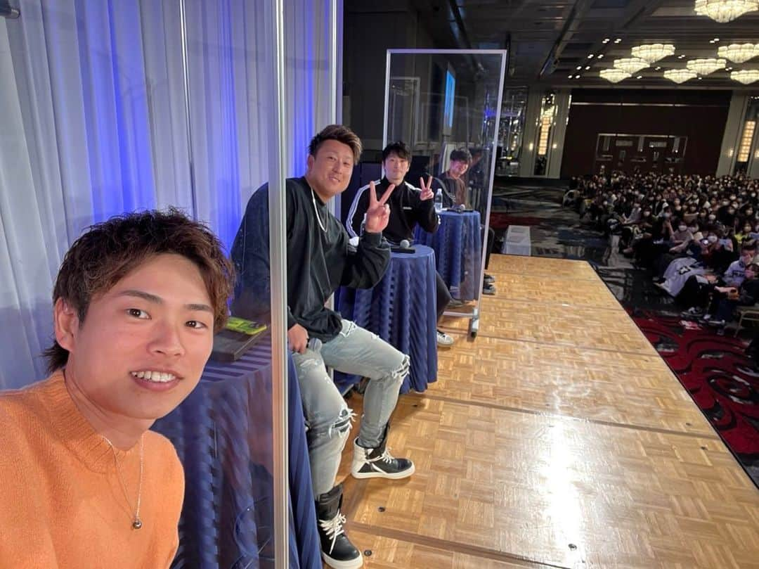 山崎颯一郎さんのインスタグラム写真 - (山崎颯一郎Instagram)「ゲームしてて投稿遅なりましたすみません。 先日ホテルニューオオタニ大阪で行われたトークショー来てくれて有難う御座いました！ また来年も皆さんと会えるのを楽しみにしてます😊 #ホテルニューオータニ大阪  #トークショー #宮城が付けてるサングラス山岡さんの #勝手につけてみた #サングラスニキ #写真を撮ってくれた方 #勝手に写真お借りしました」1月14日 14時38分 - yamazaki63