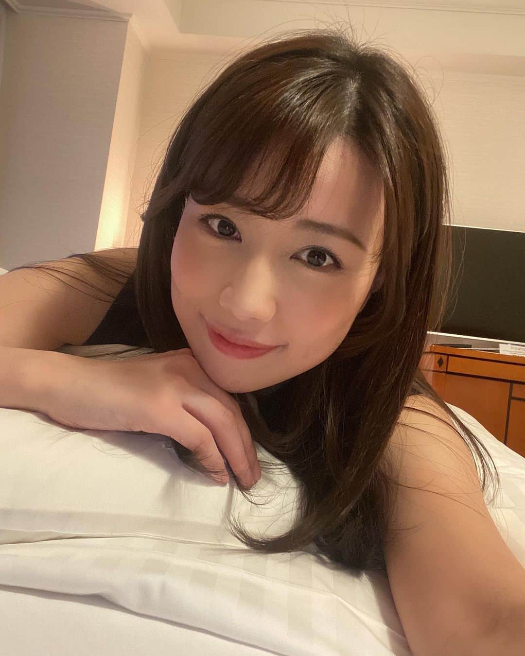 道岡桃子のインスタグラム：「朝起きたら…  25,000人になっていましたー‼️  先月21日に21,000人だったので、  結構伸びてるということでしょうか⁉️🙄  心優しい皆様のおかげですね👍  ありがとうございます〜🎉🎉  写真を撮るのは好きなので、  マイペースに載せていきます😊💕  もちろん司会のお仕事もお待ちしております❣️笑  #テレワーク  #アナウンサー  #フリーアナウンサー  #アナウンサー衣装  #女子アナコーデ  #女子旅 #女子アナ  #フォロワー #フォロー  #followforfollowback  #followｍe #follow #japan #japanesegirl」